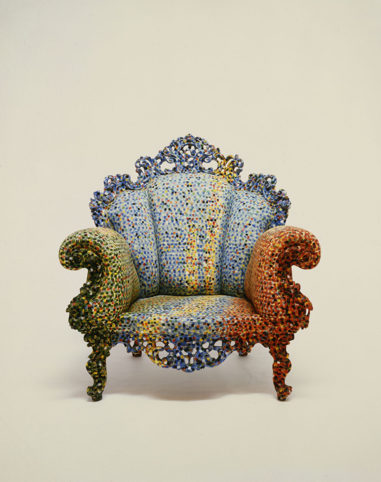Alessandro Mendini, Fauteuil Proust (1978 ; fauteuil en bois sculpté et tissu peint à la main, 108 x 104 x 90 cm) Photo : Carlo Lavatori - Alessandro Mendini Archive