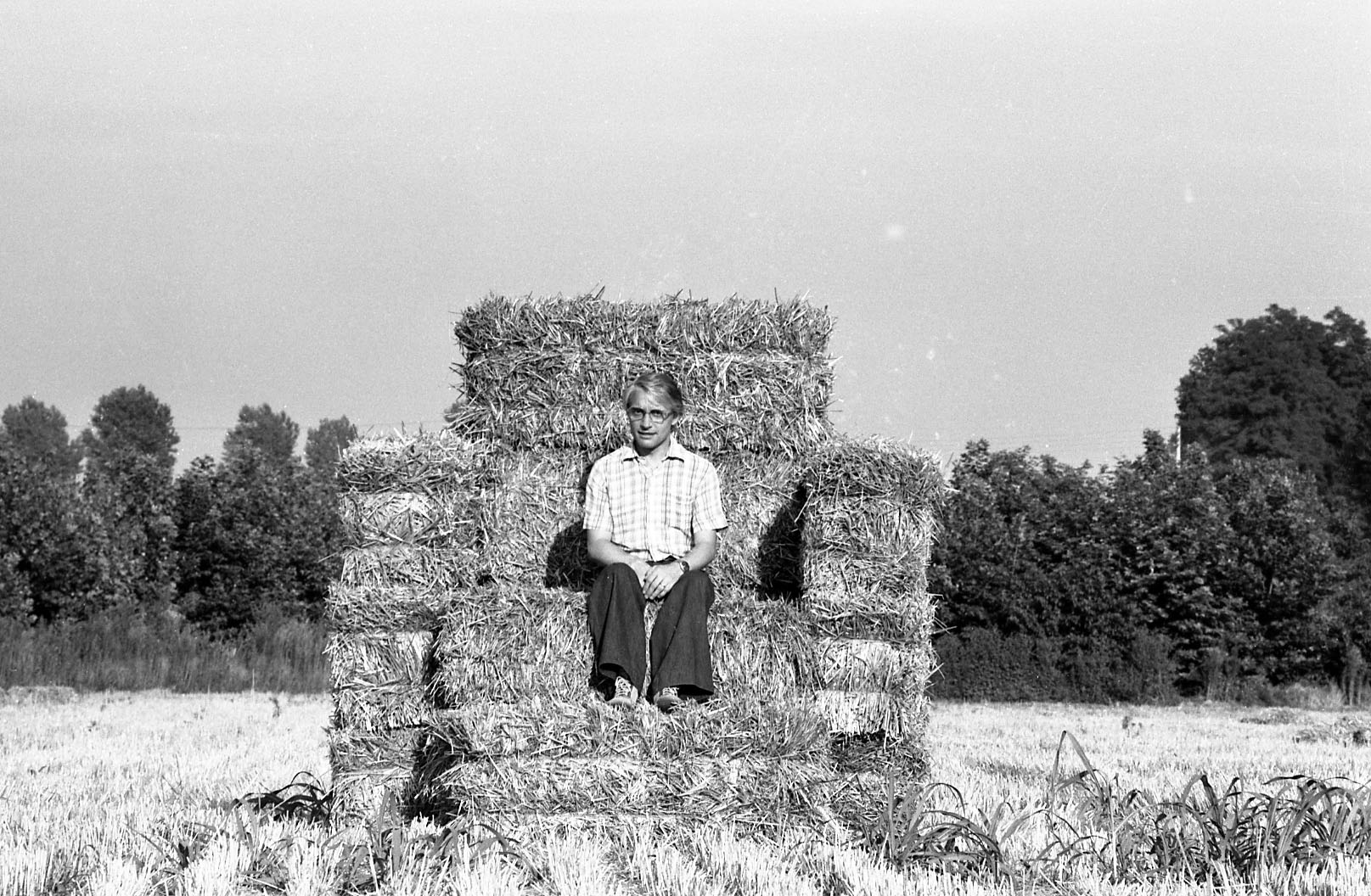 Alessandro Mendini assis sur le fauteuil en paille (1974) Photo : Enrico D. Bona - Alessandro Mendini Archive