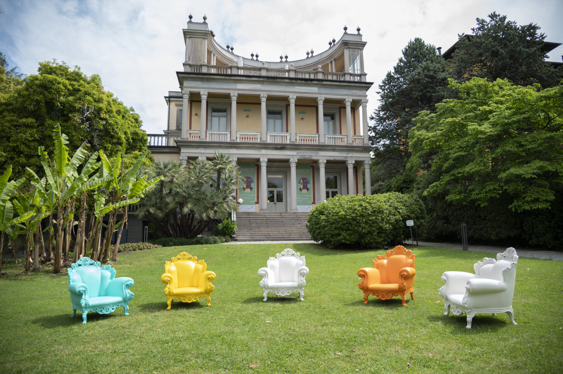 Montage de l'exposition Alessandro Mendini. LES CHOSES. Des pièces comme des mondes (2026 ; Verbania, Villa Giulia)