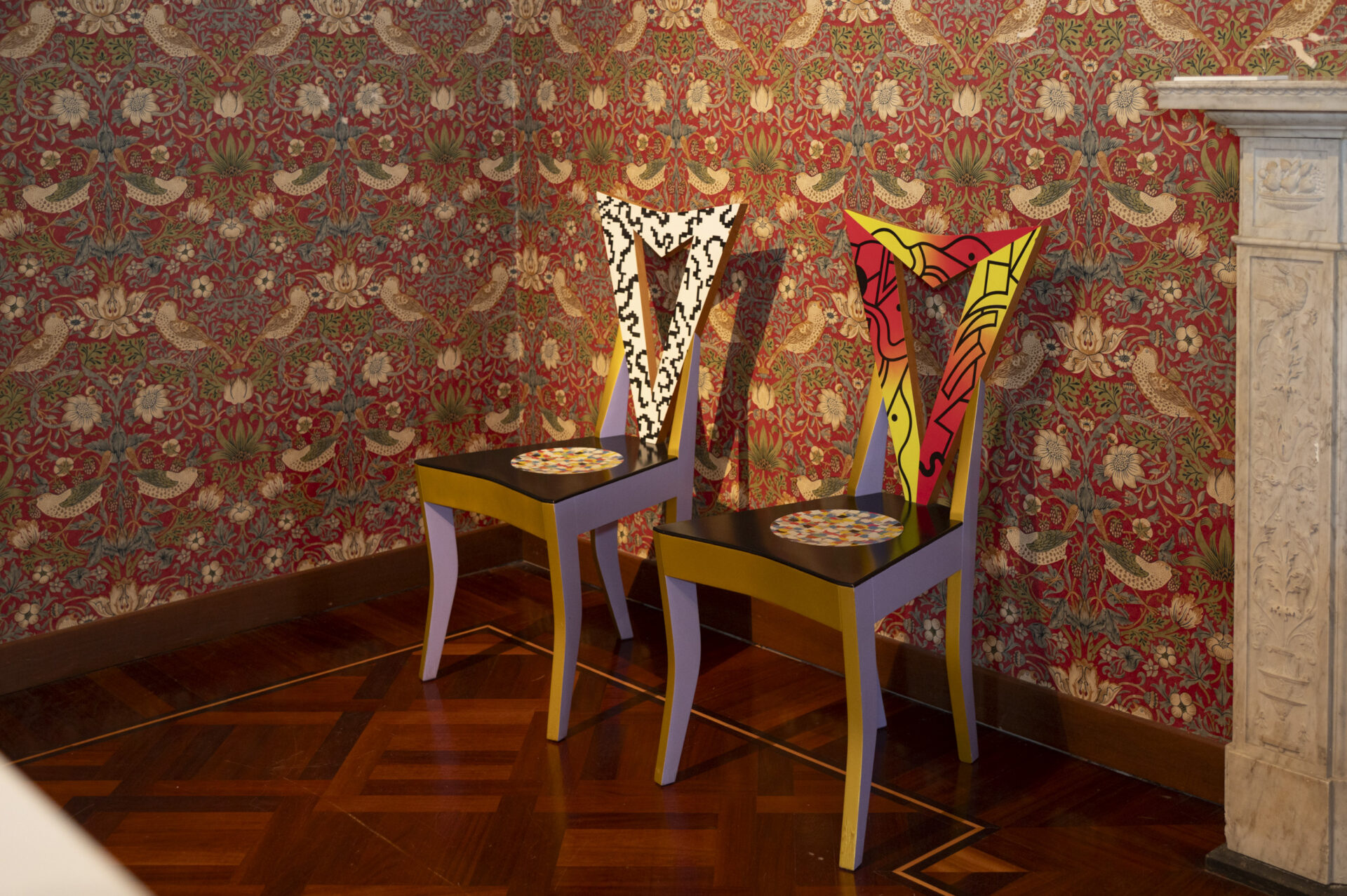 Montage de l'exposition Alessandro Mendini. LES CHOSES. Des pièces comme des mondes (2026 ; Verbania, Villa Giulia)