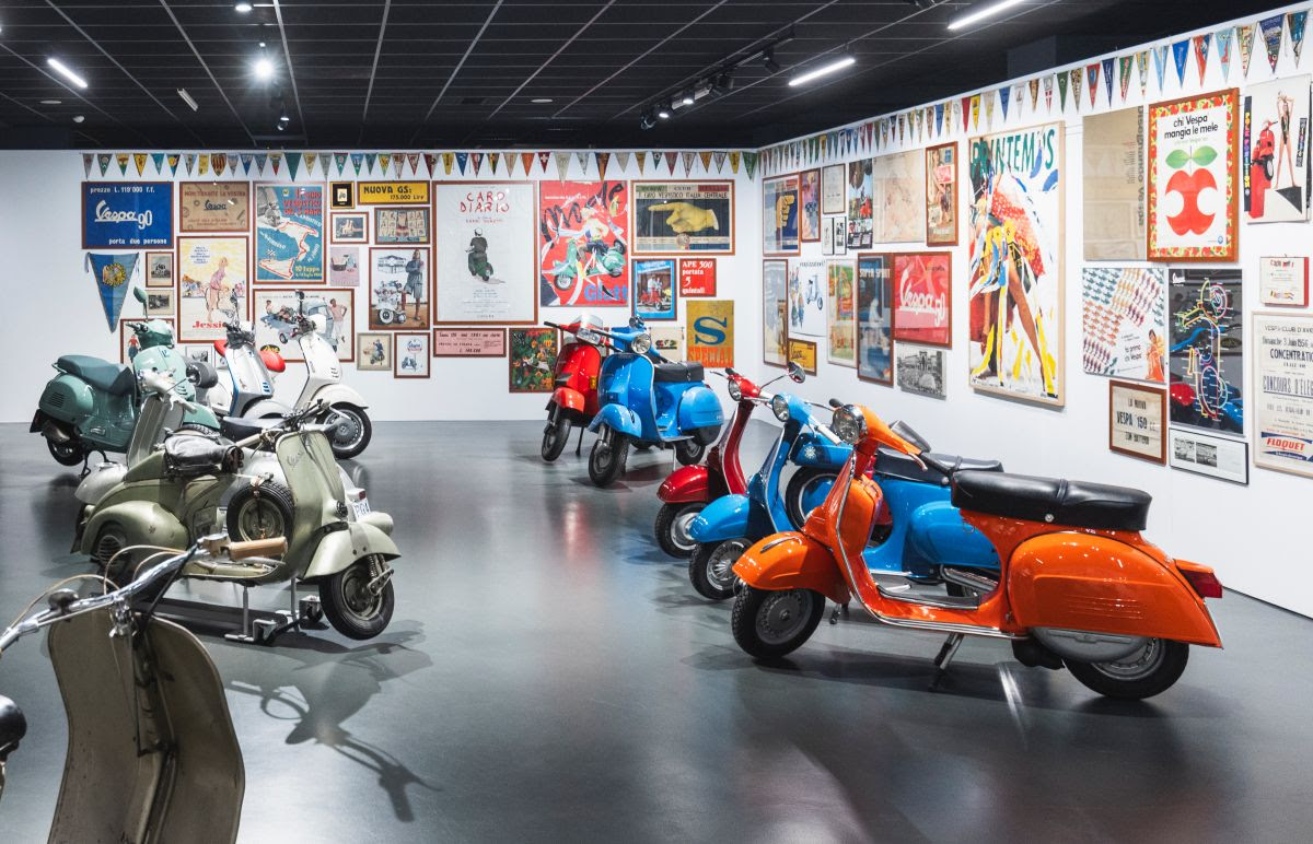 Montaje de la exposición «Vespa. Un icono italiano» en el Museo Nacional del Automóvil de Turín