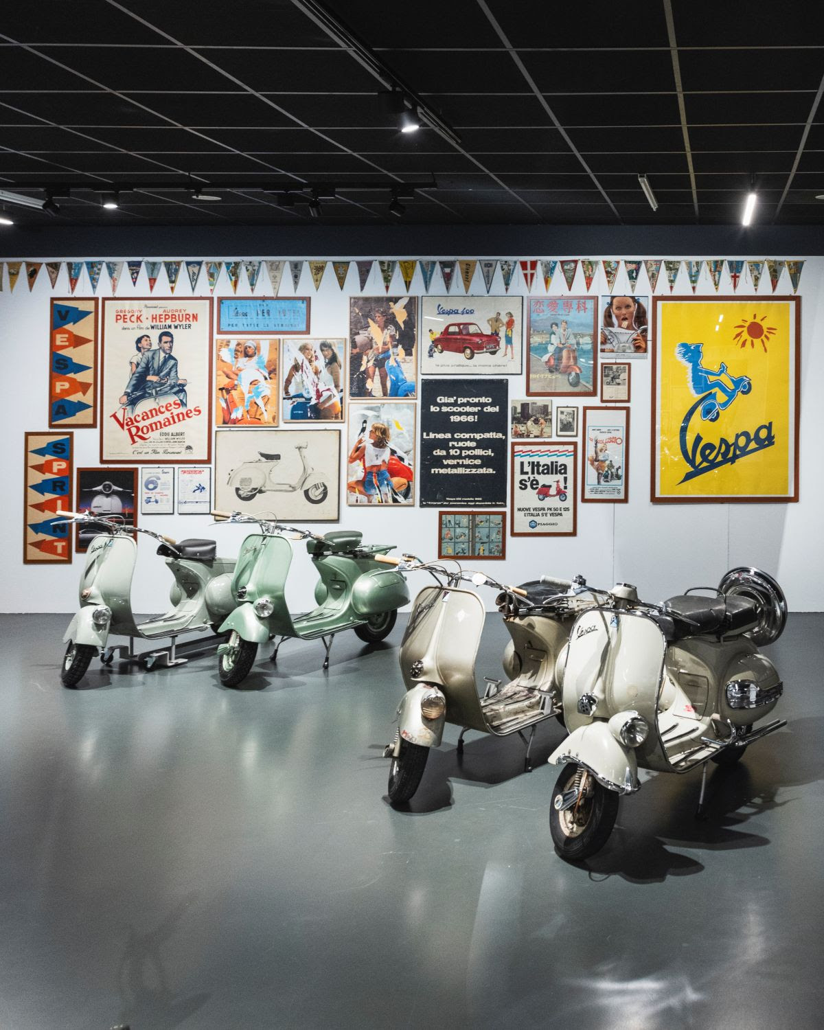 Montaje de la exposición «Vespa. Un icono italiano» en el Museo Nacional del Automóvil de Turín