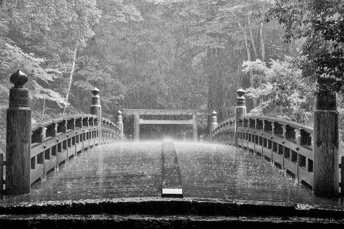 Nella Rocca di Lonato del Garda una mostra mette in dialogo fotografia e ideogrammi giapponesi
