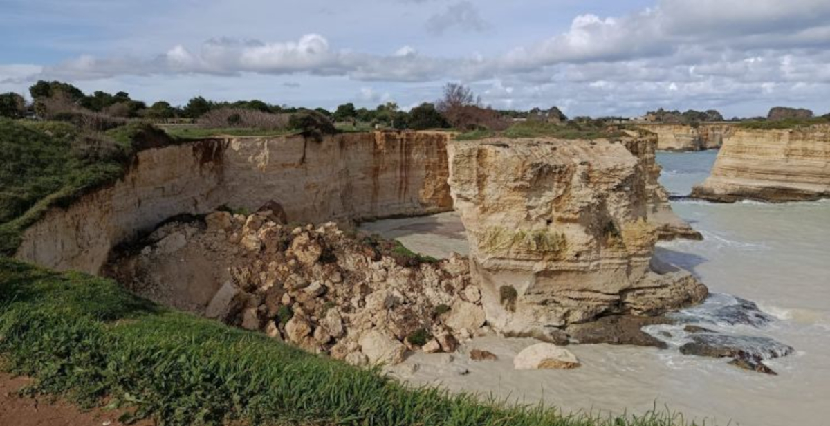 Crolla l’Arco degli Innamorati di Sant’Andrea a Melendugno (Lecce): il maltempo cancella un simbolo del Salento