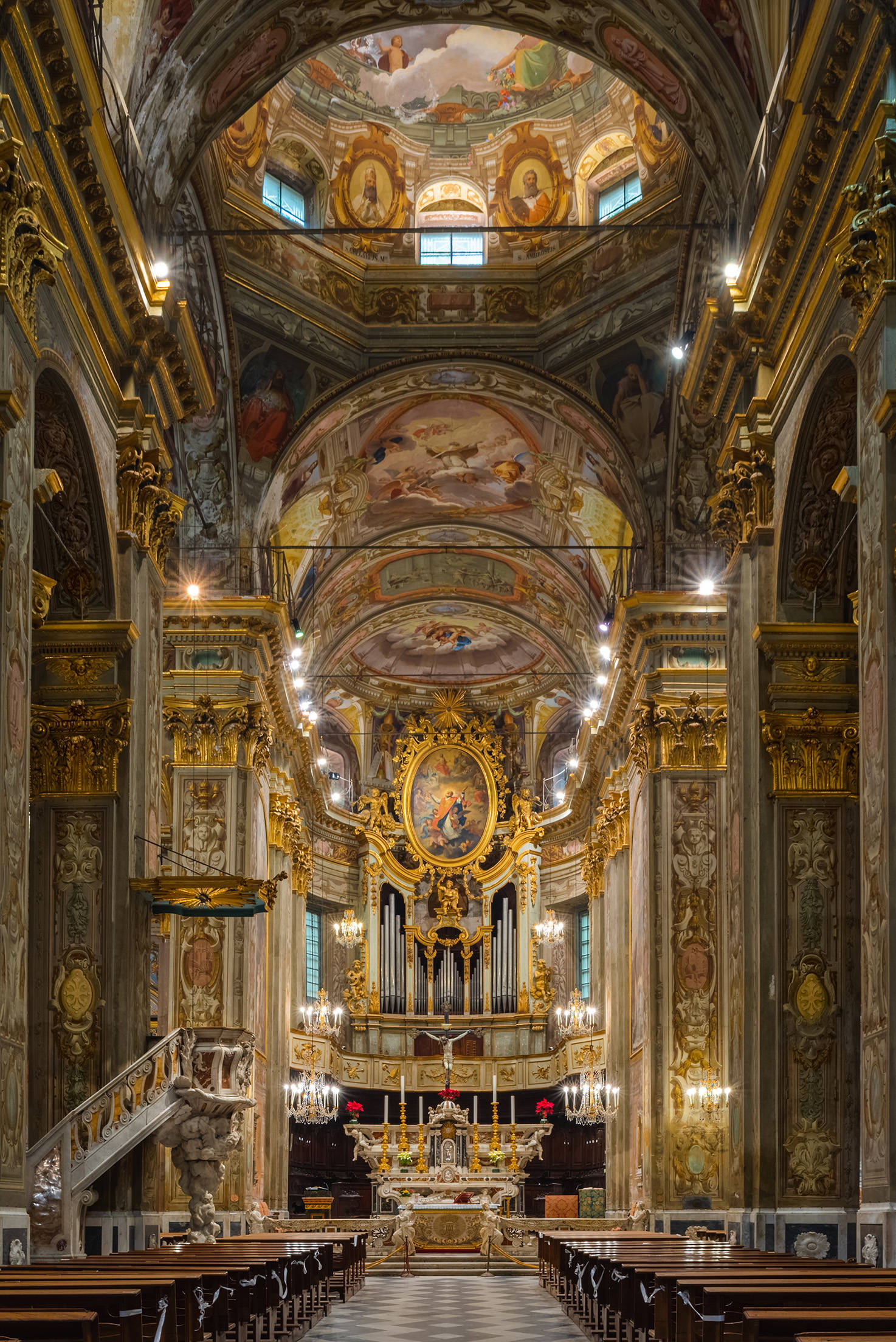 Finalborgo, Basilika San Biagio, Hauptaltar und Kirchenschiff. Foto Credits: Archiv von Finale Ligure | Studiowiki | Foto: Davide Busetto