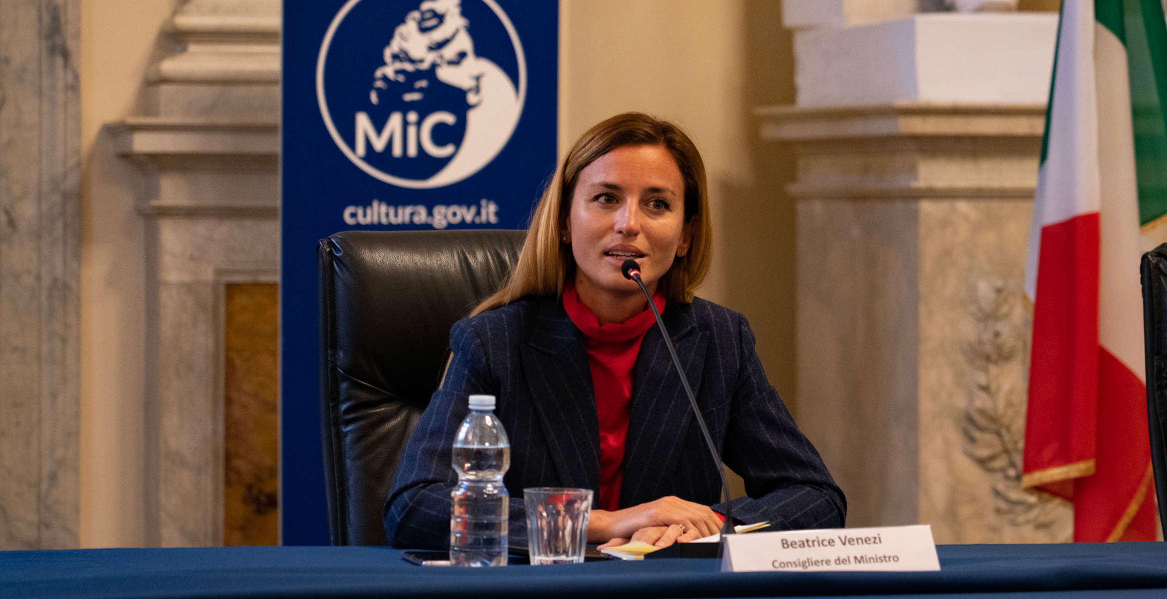 Beatrice Venezi licenziata dalla Fenice dopo le sue dichiarazioni sull'orchestra