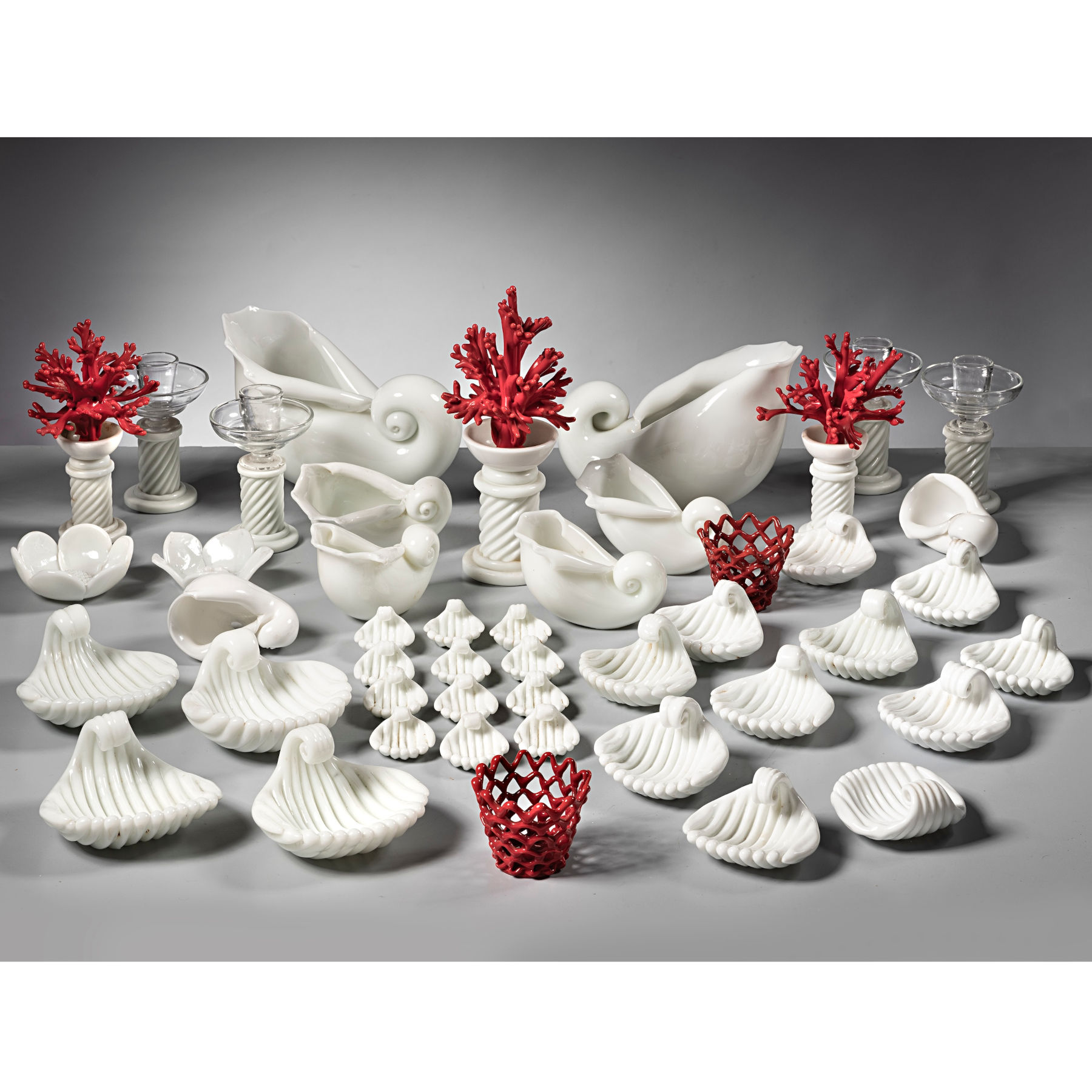 Fulvio Bianconi y Carlo Scarpa, Juego de muebles de mesa (producción Venini, Murano, hacia 1950; vidrio en tonos blancos y rojos, firmado al ácido en la parte inferior) Estimación 5.000/7.000 euros