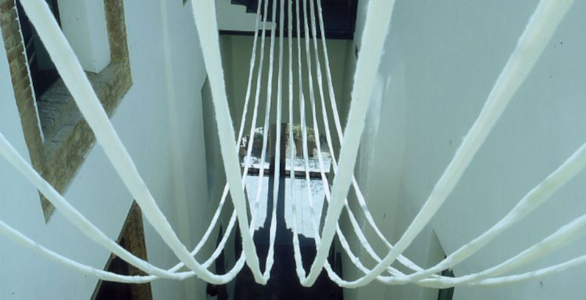 Cecilia Vicuña al Castello di Rivoli: un quipu sospeso per il ghiacciaio scomparso