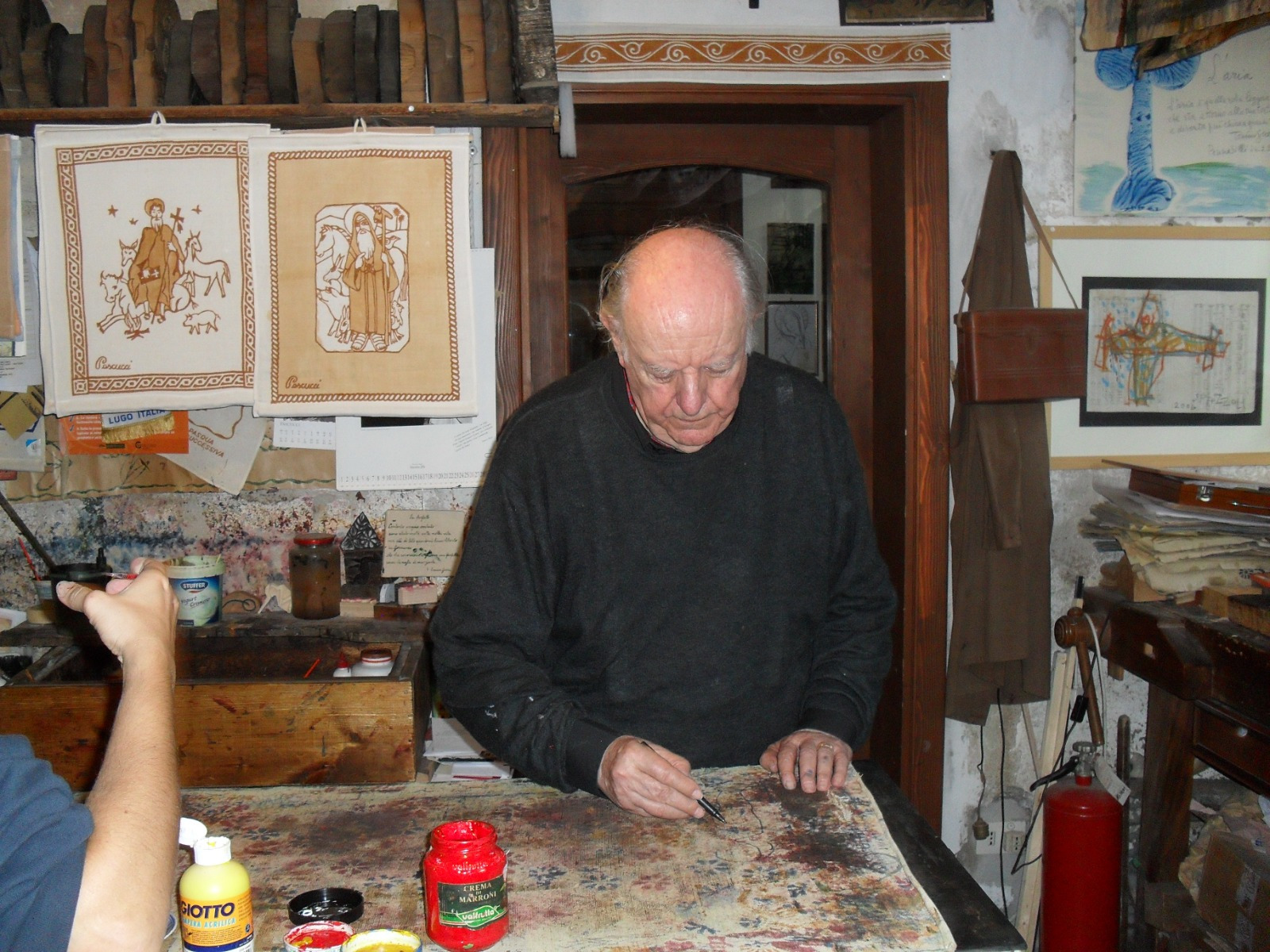 Dario Fo peint sur une toile sale à la Stamperia Pascucci