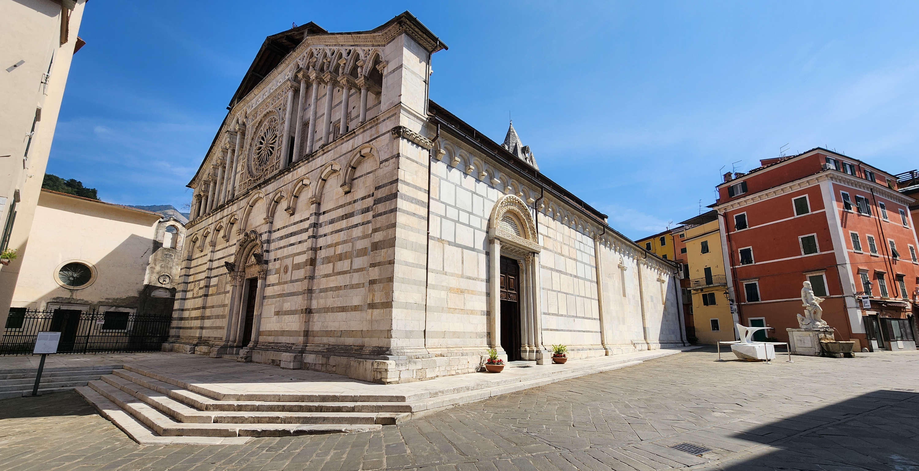Troppi furti nel Duomo di Carrara: il parroco chiude il monumento