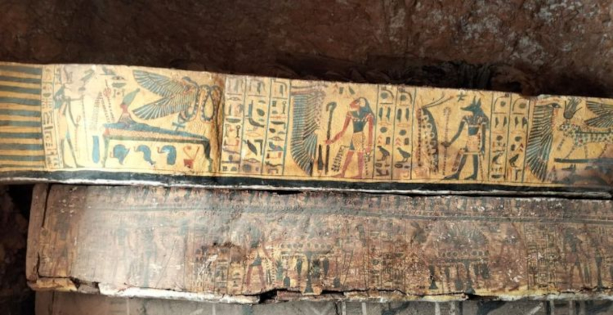 Egitto, scoperto a Luxor deposito di 22 sarcofagi dei “cantori di Amon” con 8 papiri