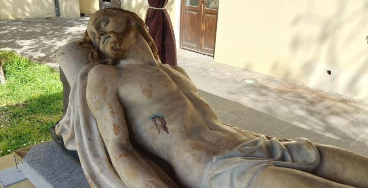Firenze, dal restauro del Cristo Morto danneggiato dall’alluvione del 2025 emerge nome dell'autore