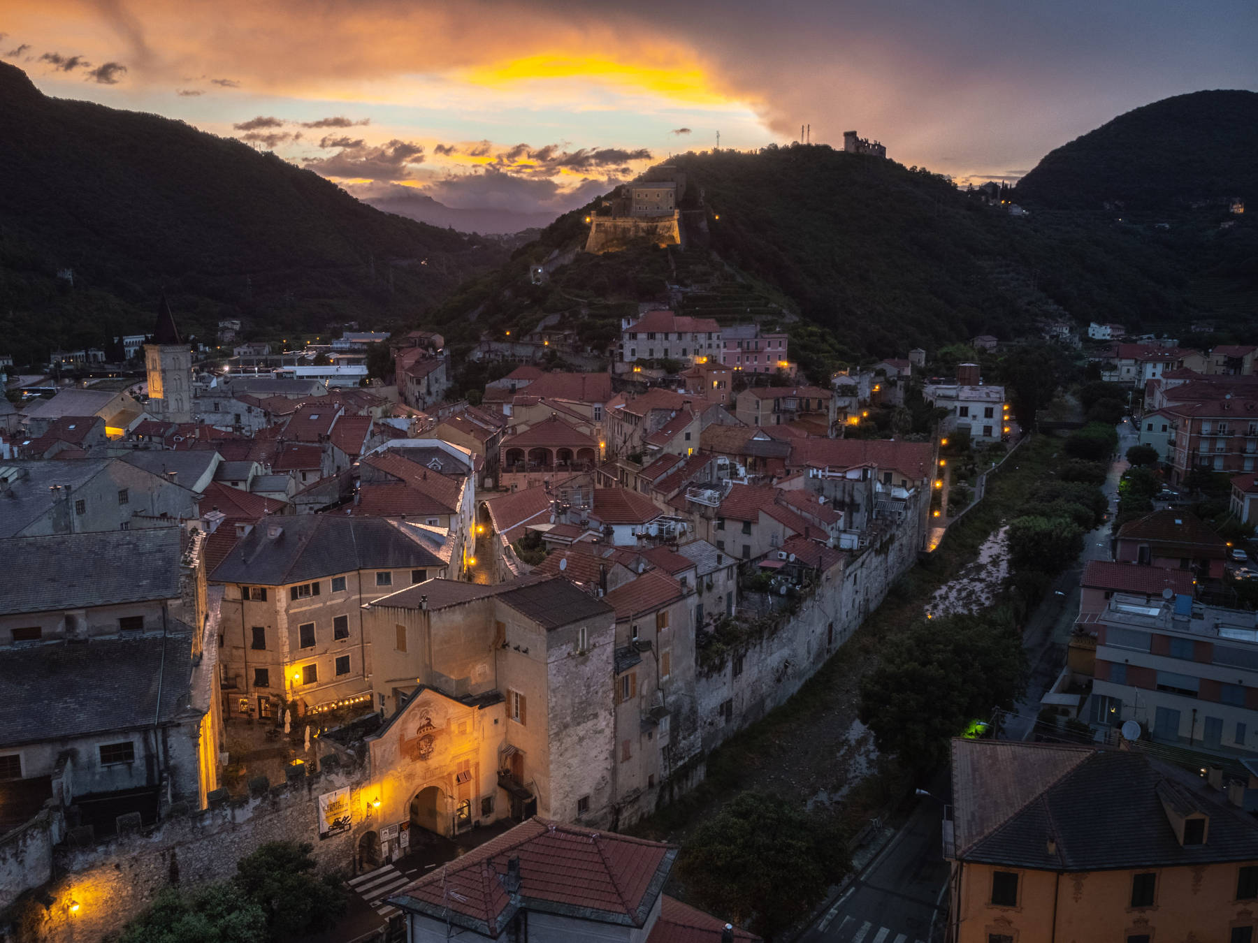 Finalborgo, Luftaufnahme bei Sonnenuntergang nach einem Sommergewitter. Foto Credits: Finale Ligure Archive | Studiowiki | Foto: Davide Busetto