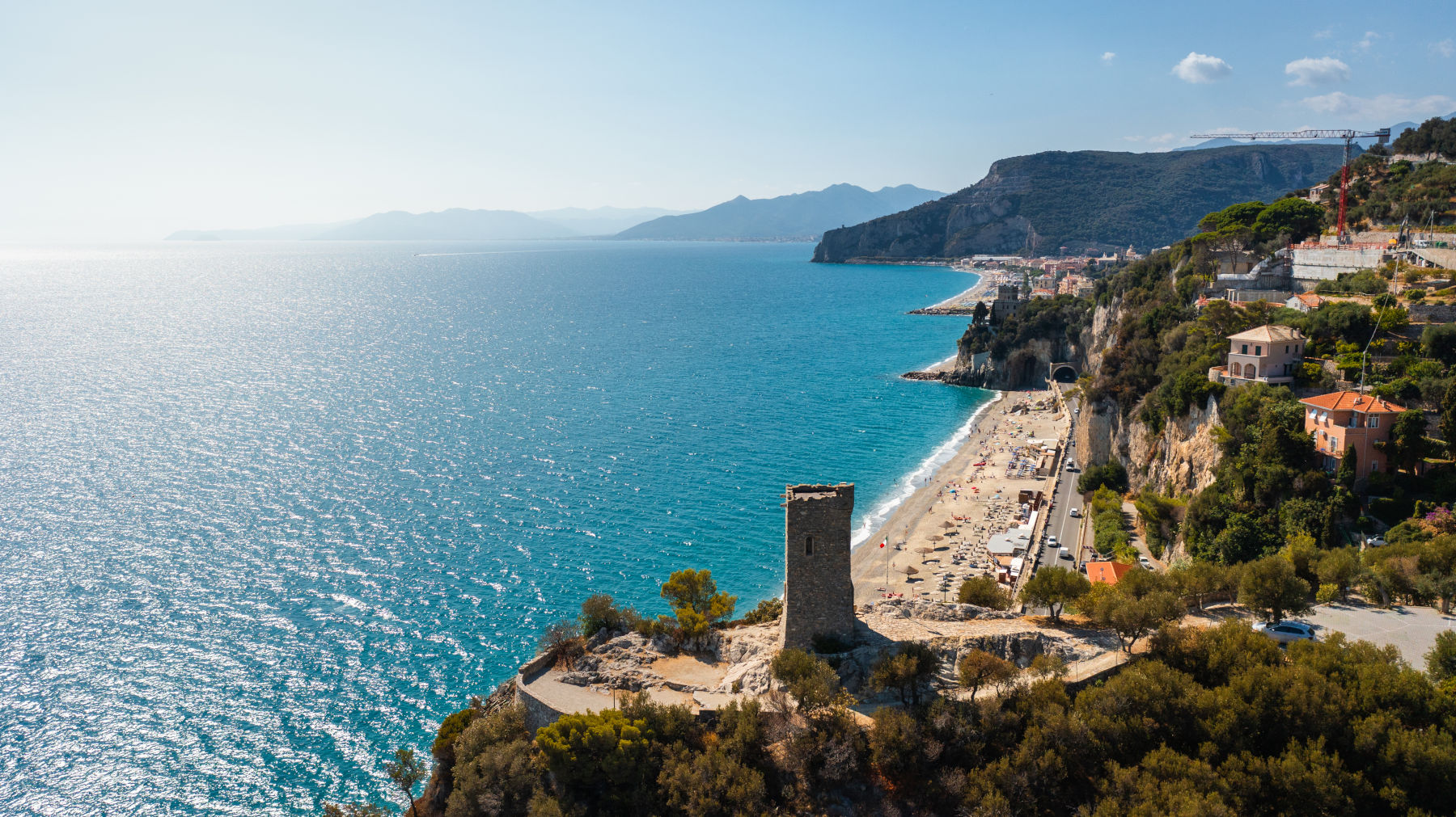Finale Ligure, Capo Caprazoppa, Capo Castelletto und Capo San Donato mit dem Wachturm heute Mausoleum Gen. Enrico Caviglia. Foto Credits: Finale Ligure Archiv | Studiowiki | Foto: Davide Busetto