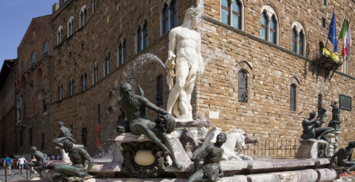 Firenze, si arrampica sulla Fontana del Nettuno per sfida: danni da 5mila euro