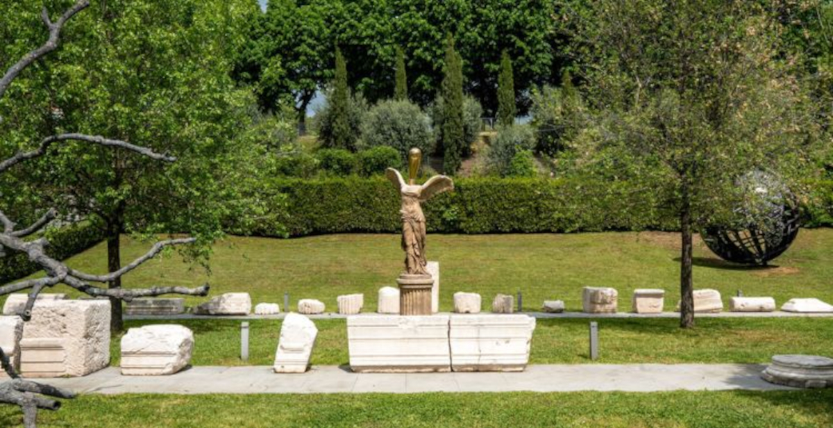 La Nike Metafisica di Vezzoli entra nel percorso permanente del Museo di Santa Giulia a Brescia