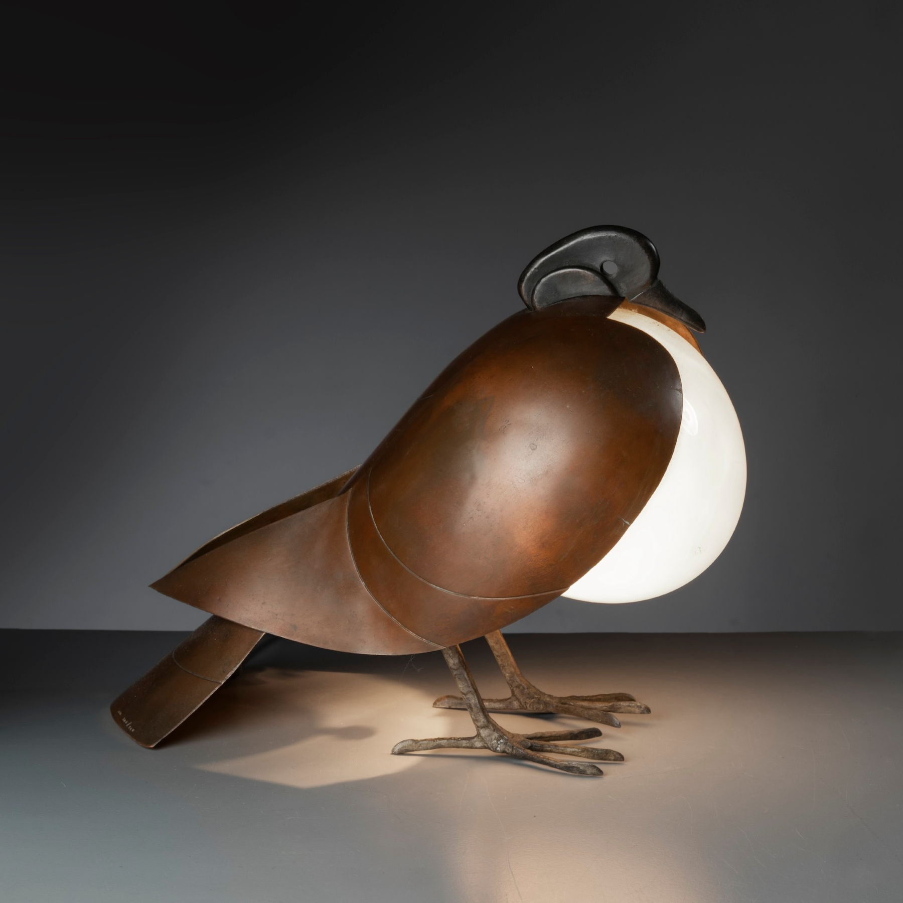 Francois-Xavier Lalanne, Lámpara de mesa modelo Pigeon (Fabricante Artcurial, Francia, 1991; bronce, cobre y vidrio, numerada 384/900) Estimación 15.000/20.000 euros