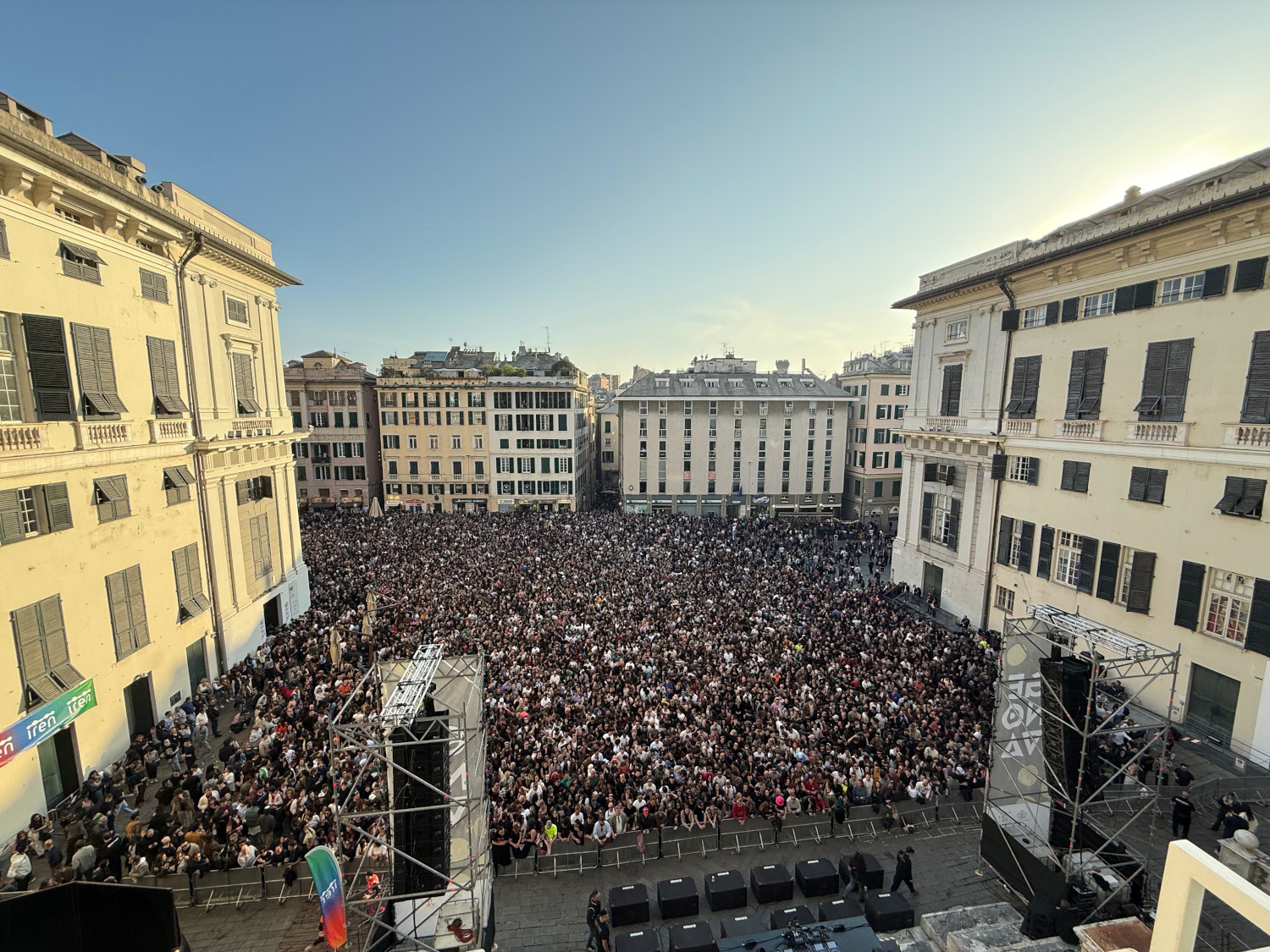 Genova, dj set in piazza Matteotti: oltre 20mila presenze per Charlotte de Witte