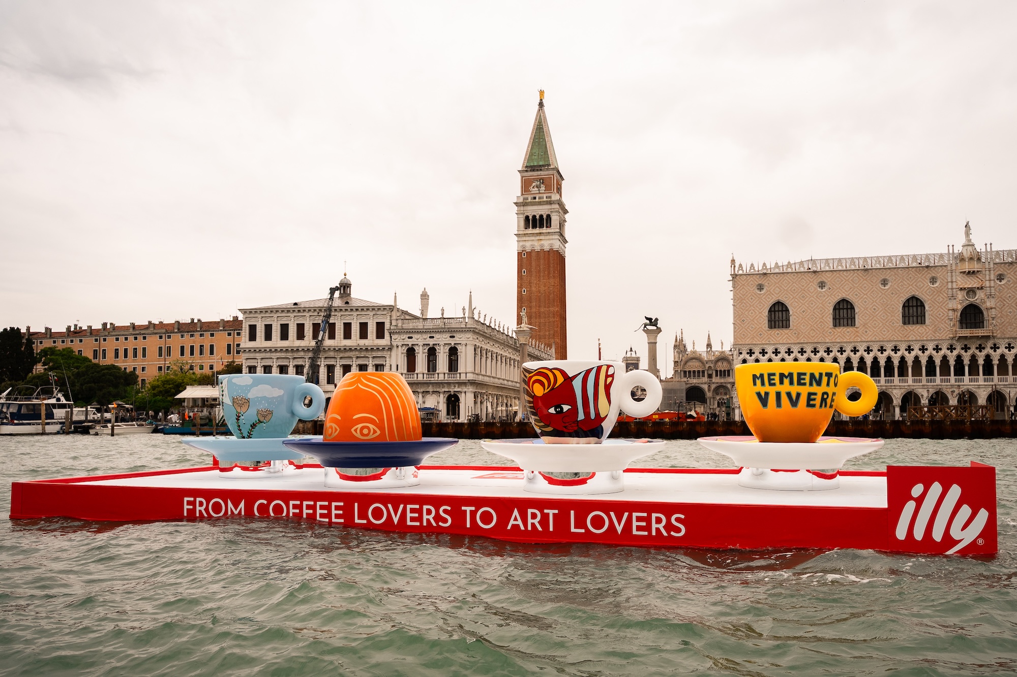 Les tasses géantes près de la Piazza San Marco. Photo : illycaff&egrave;
