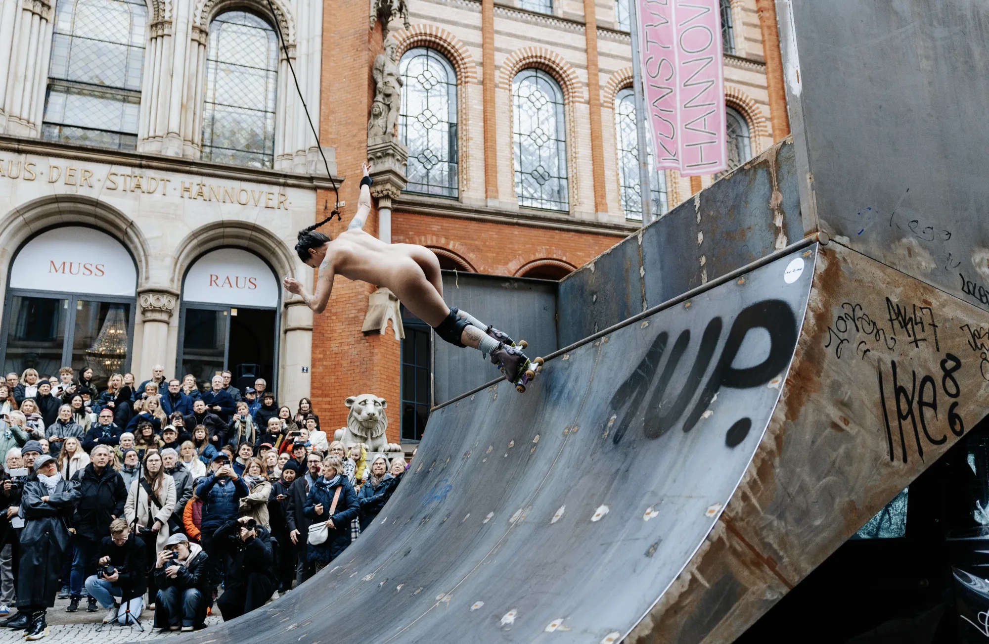 Pattinatrici nude inaugurano opera d'arte, è polemica: &ldquo;perché le donne sempre nude&rdquo;?