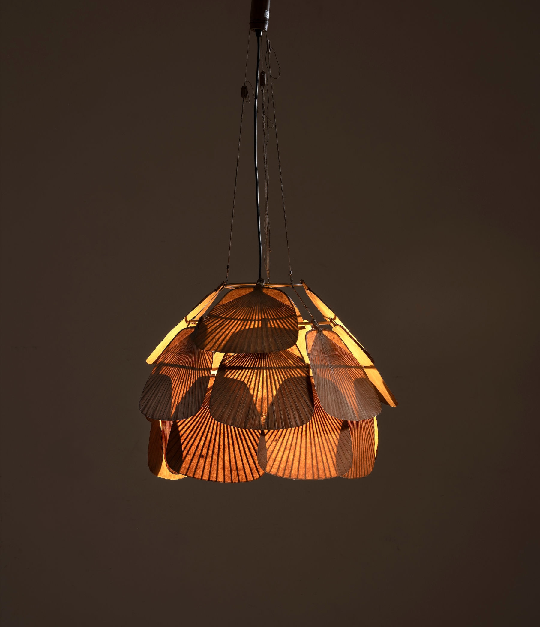 Ingo Maurer, lámpara de la serie Uchiwa (Production M Design, Alemania, 1975; madera y papel de arroz, etiqueta del fabricante) Estimación 10.000/15.000 euros