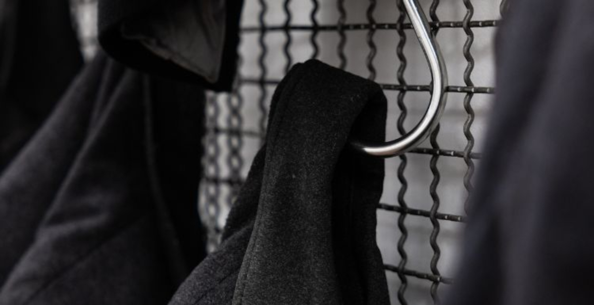 Jannis Kounellis in mostra da 10 Corso Como a Milano con l’installazione dei settanta cappotti