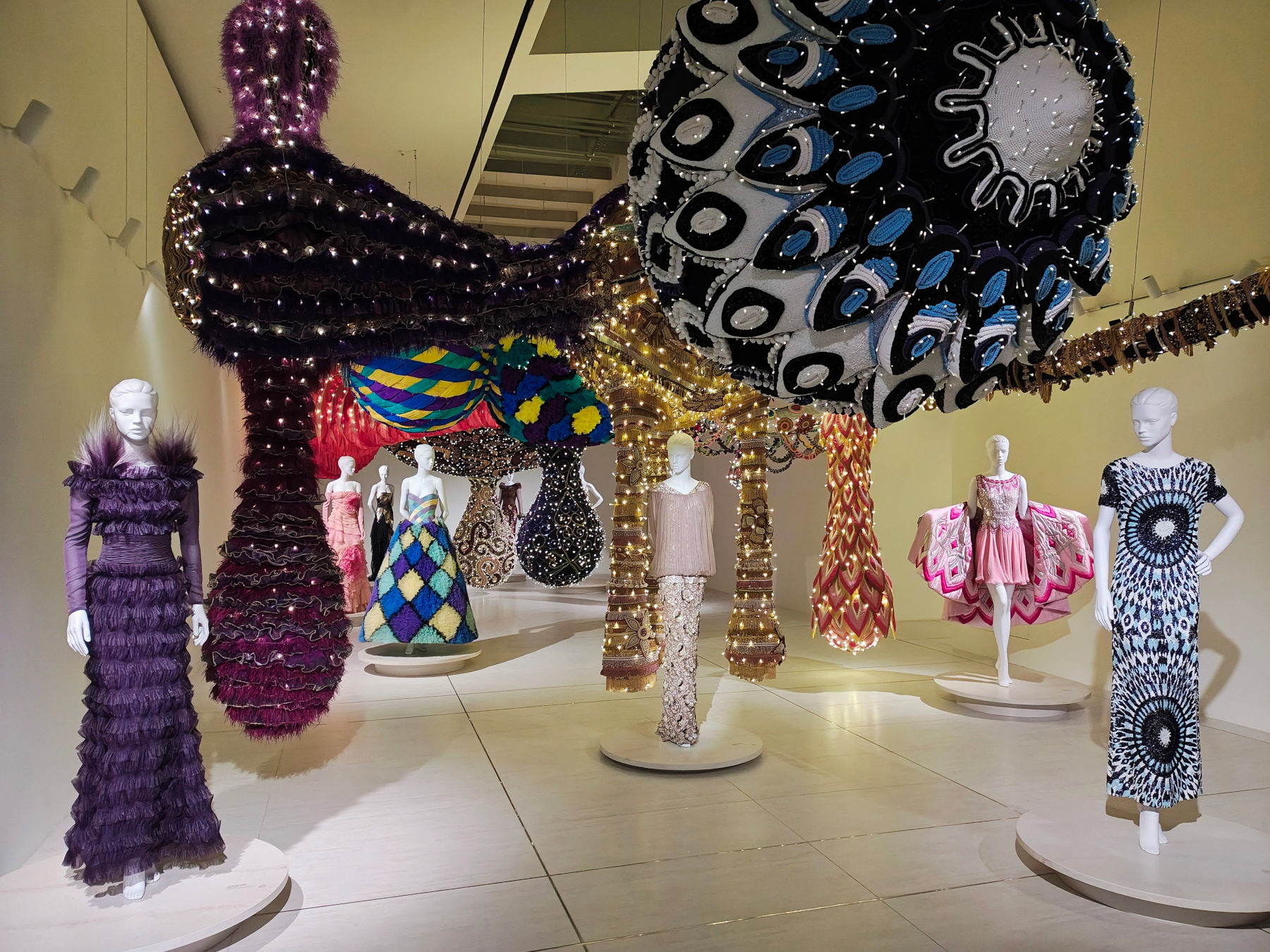 Venus in crochet: Joana Vasconcelos rilegge Valentino. Com'&egrave; la mostra di PM23 a Roma