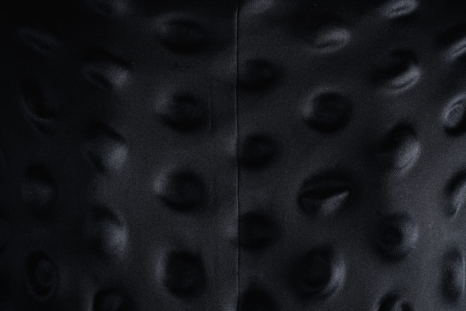 All'Unipol Tower di Milano, Alberto Burri in dialogo con cinque creazioni della moda giapponese contemporanea