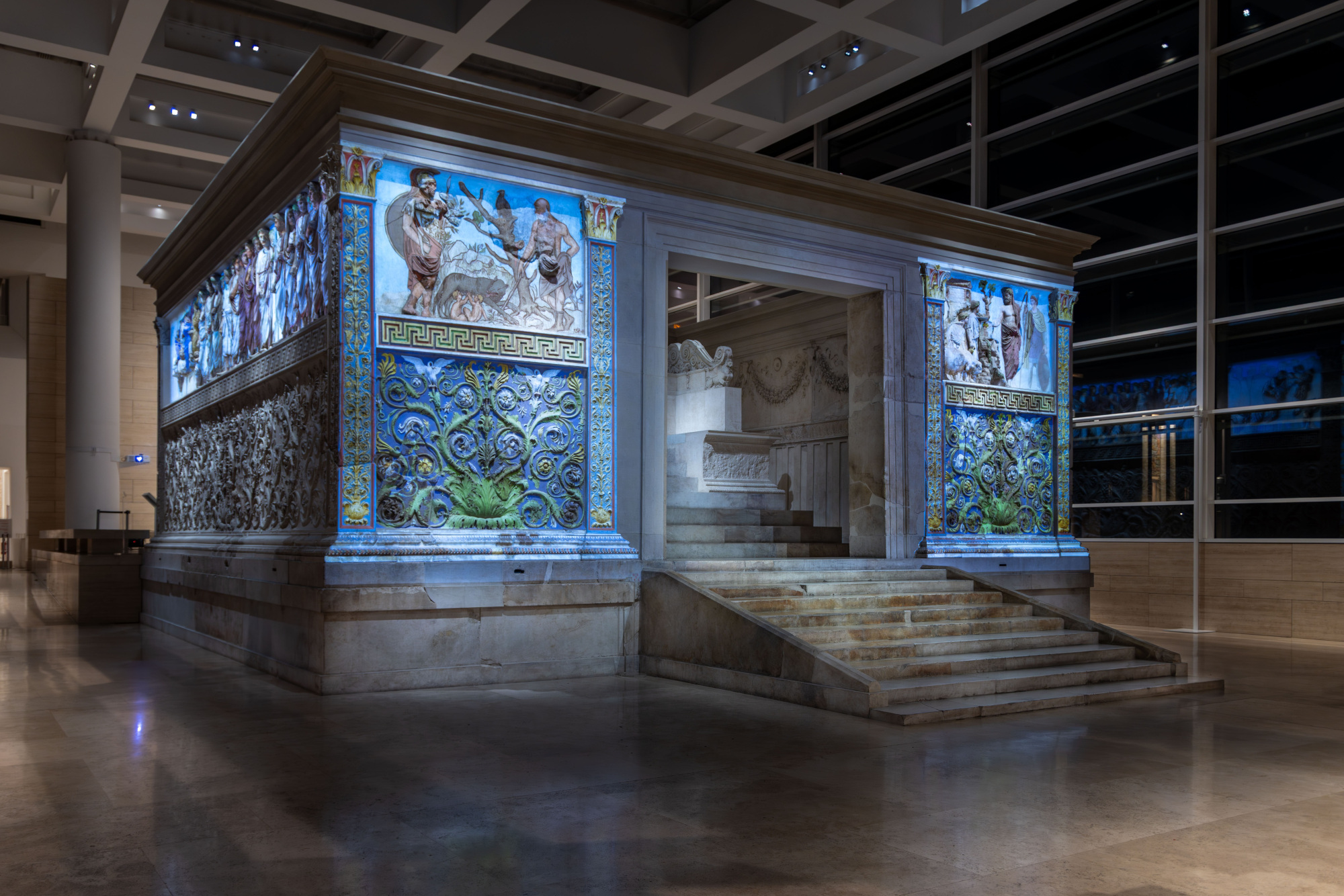 Un videomapping ricostruisce i colori dell'Ara Pacis