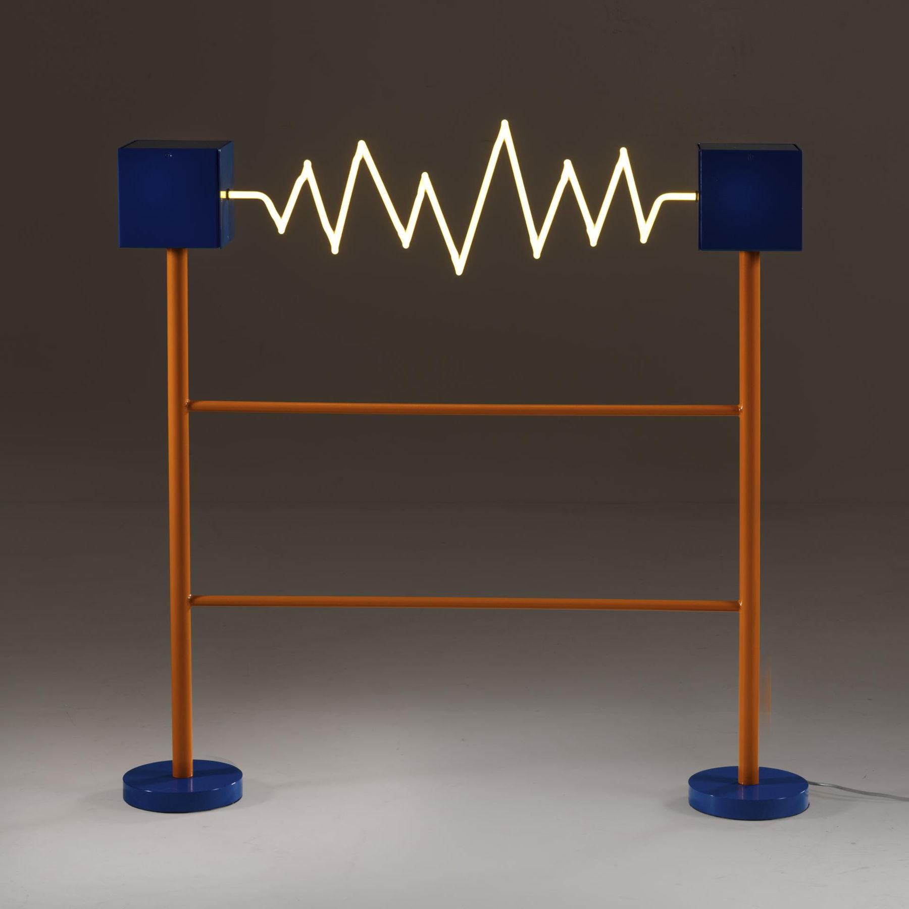 Lapo Binazzi, Lámpara de pie y proyecto (Producción Italia, diseño original 1981, edición 2025; metal lacado en tonos azul y naranja, neón amarillo) Estimación 13.000-18.000 euros