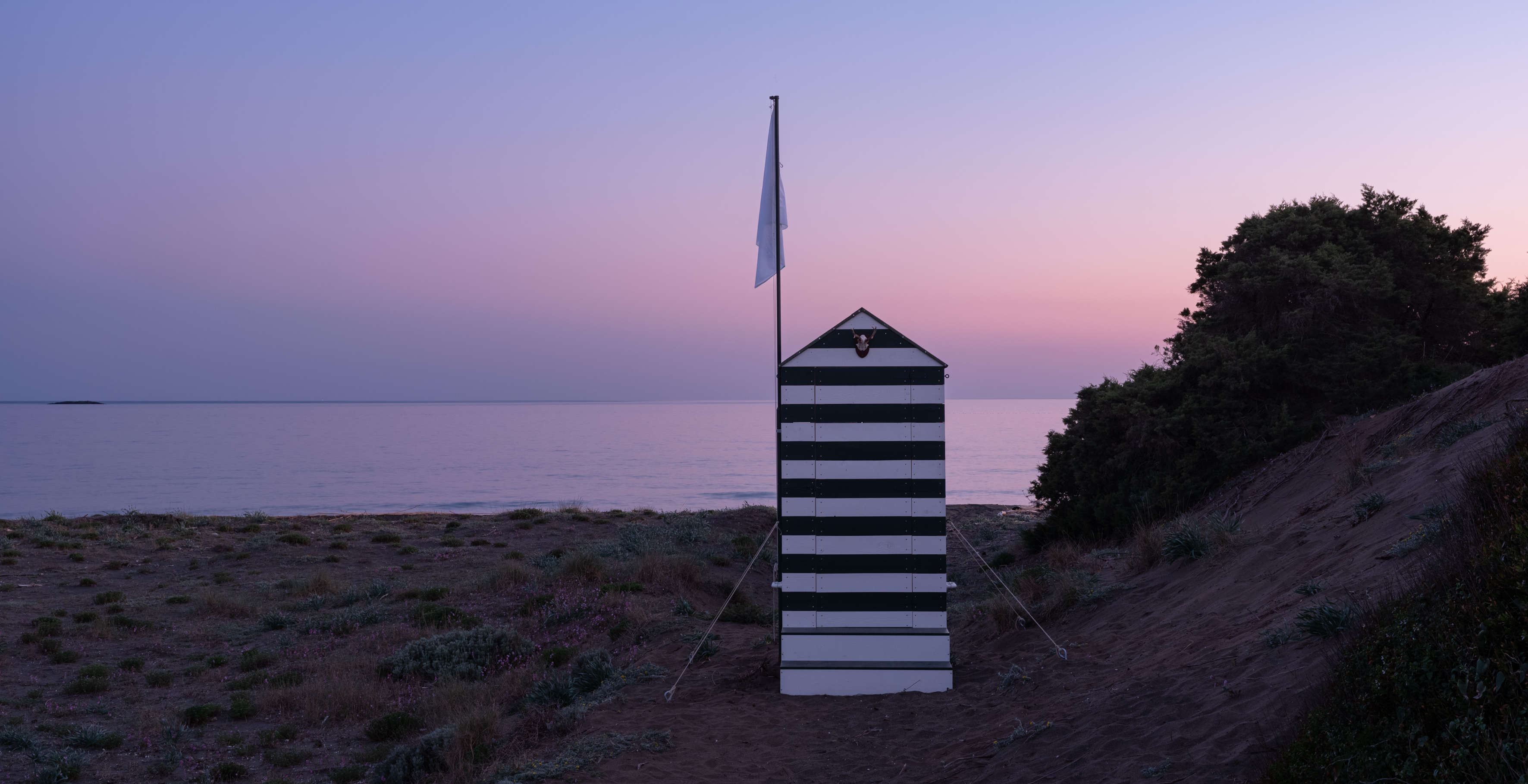 Una cabina metafisica sul mare. L'intervento di Luca Bertolo per Hypermaremma