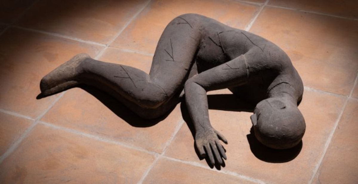 Mimmo Paladino torna a Milano: Palazzo Citterio presenta l’installazione dei Dormienti