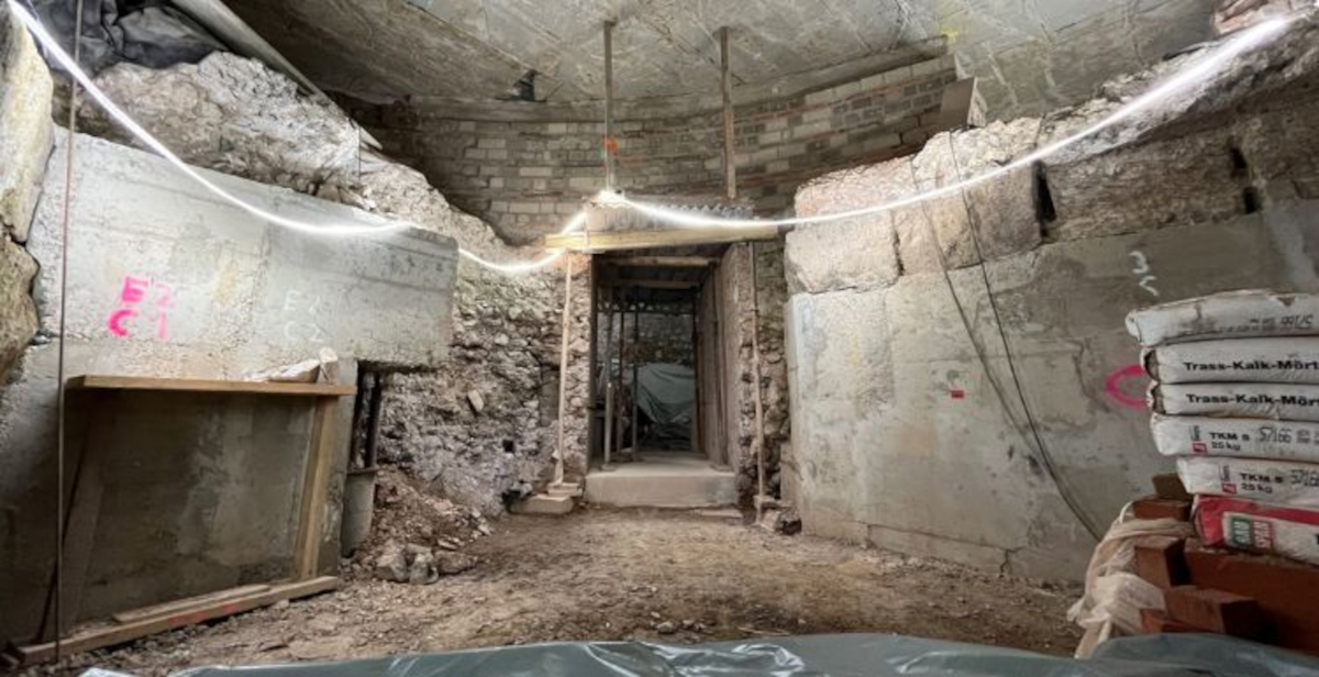 Germania, nei sotterranei del MiQua di Colonia riaffiorano basilica, scala e altare romani