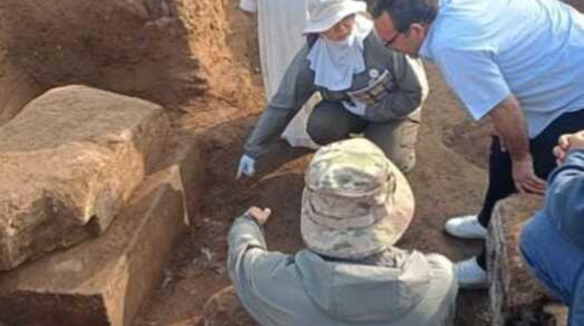 Scoperto a Mit Rahina in Egitto un edificio in calcare legato al tempio del faraone Apries