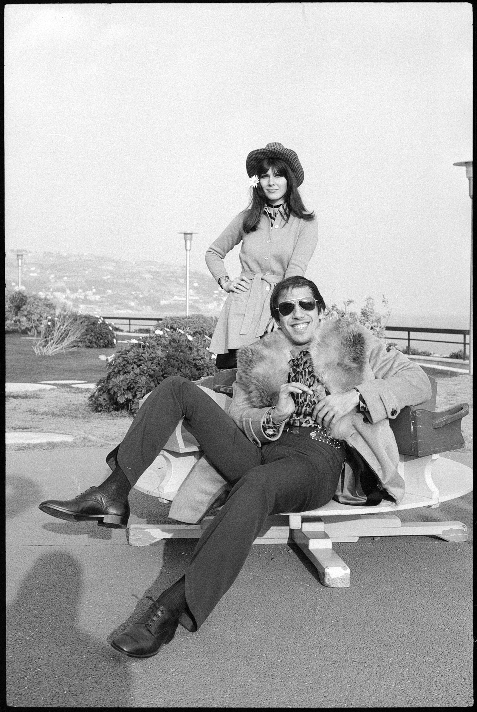 Claudia Mori y Adriano Celentano posando en el paseo marítimo de Sanremo el último día del XX Festival, del 23 al 28 de enero de 1967. Fotografía de Carlo Alberto Pieri - Publifoto&copy; Archivio Publifoto Intesa Sanpaolo