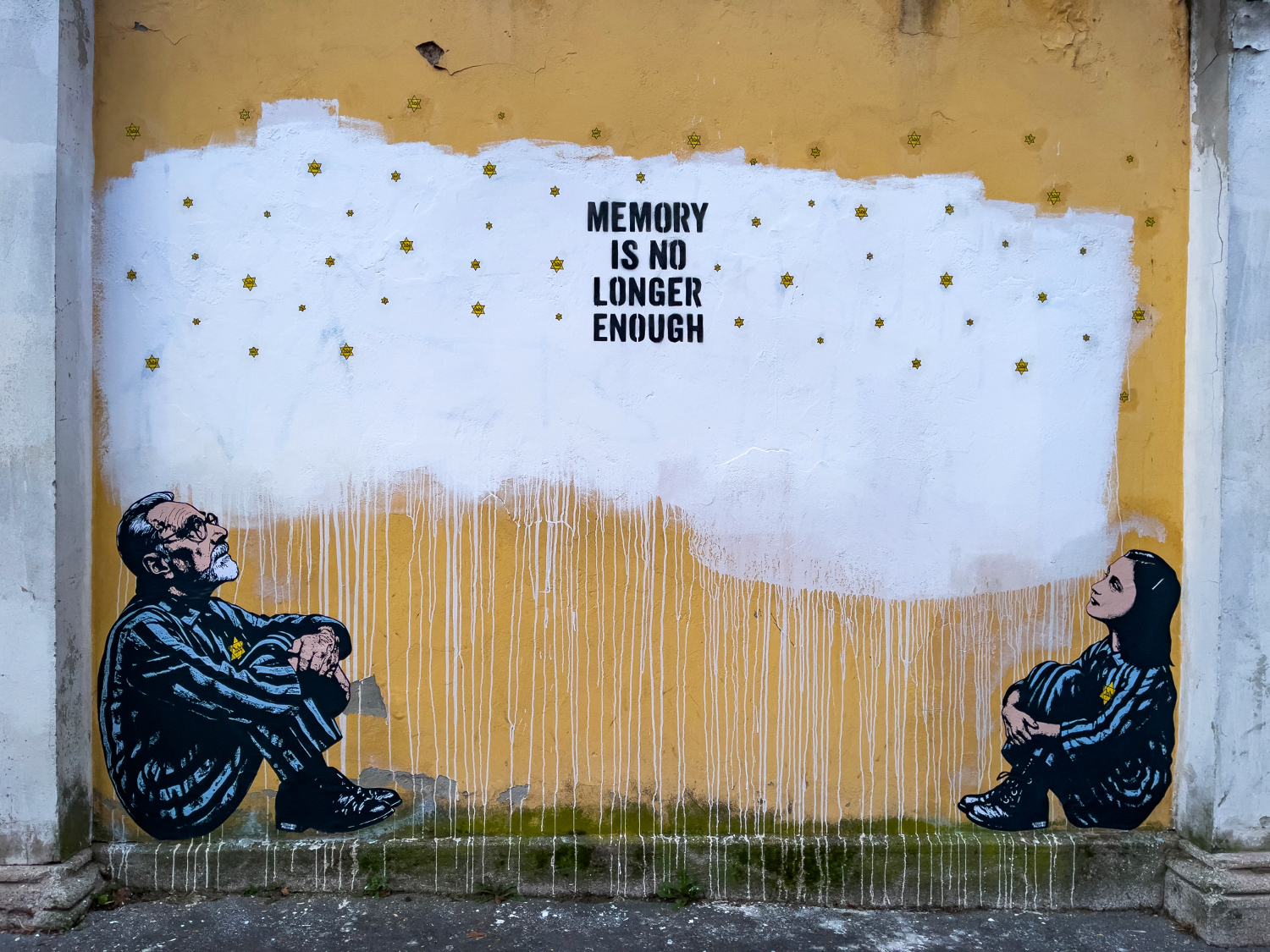 Milano, un nuovo murale sulla parete deturpata da azioni antisemite: raffigura Primo Levi e Anna Frank