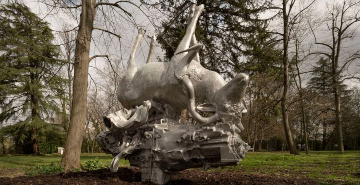 Nico Vascellari a Parigi: la scultura Horse Power indaga il rapporto tra natura e macchina