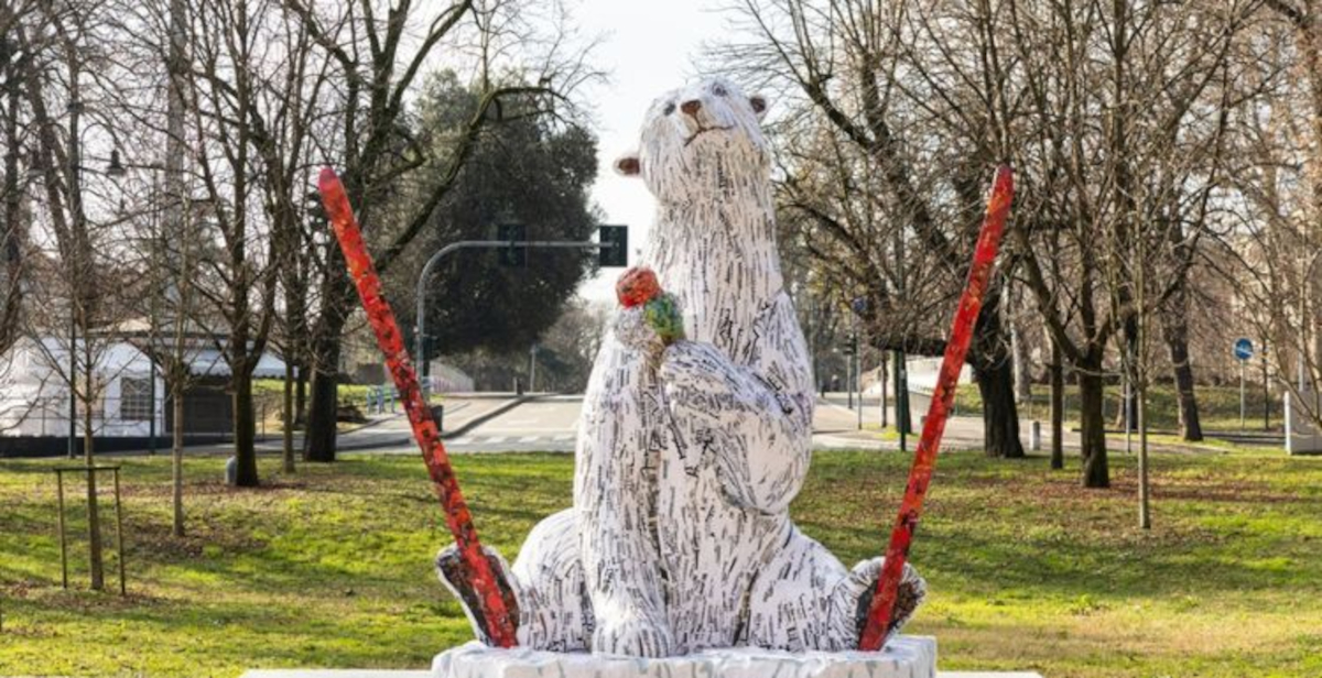 Un orso polare di cartapesta accoglie Milano Cortina 2026 alla Triennale
