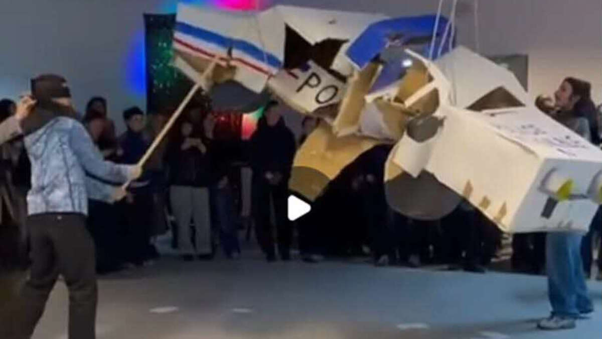 Francia, polemica per una performance: pentolaccia con una finta auto della polizia