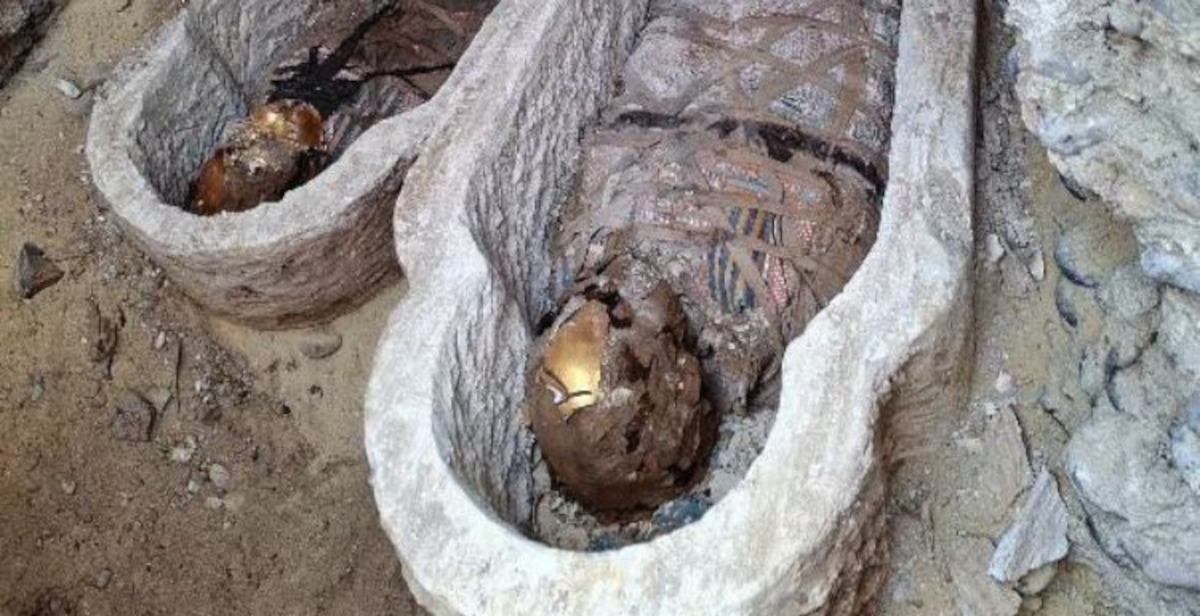 Egitto, scoperta tomba romana con lingue d’oro e un raro papiro dell’Iliade nel sito di Bahnasa