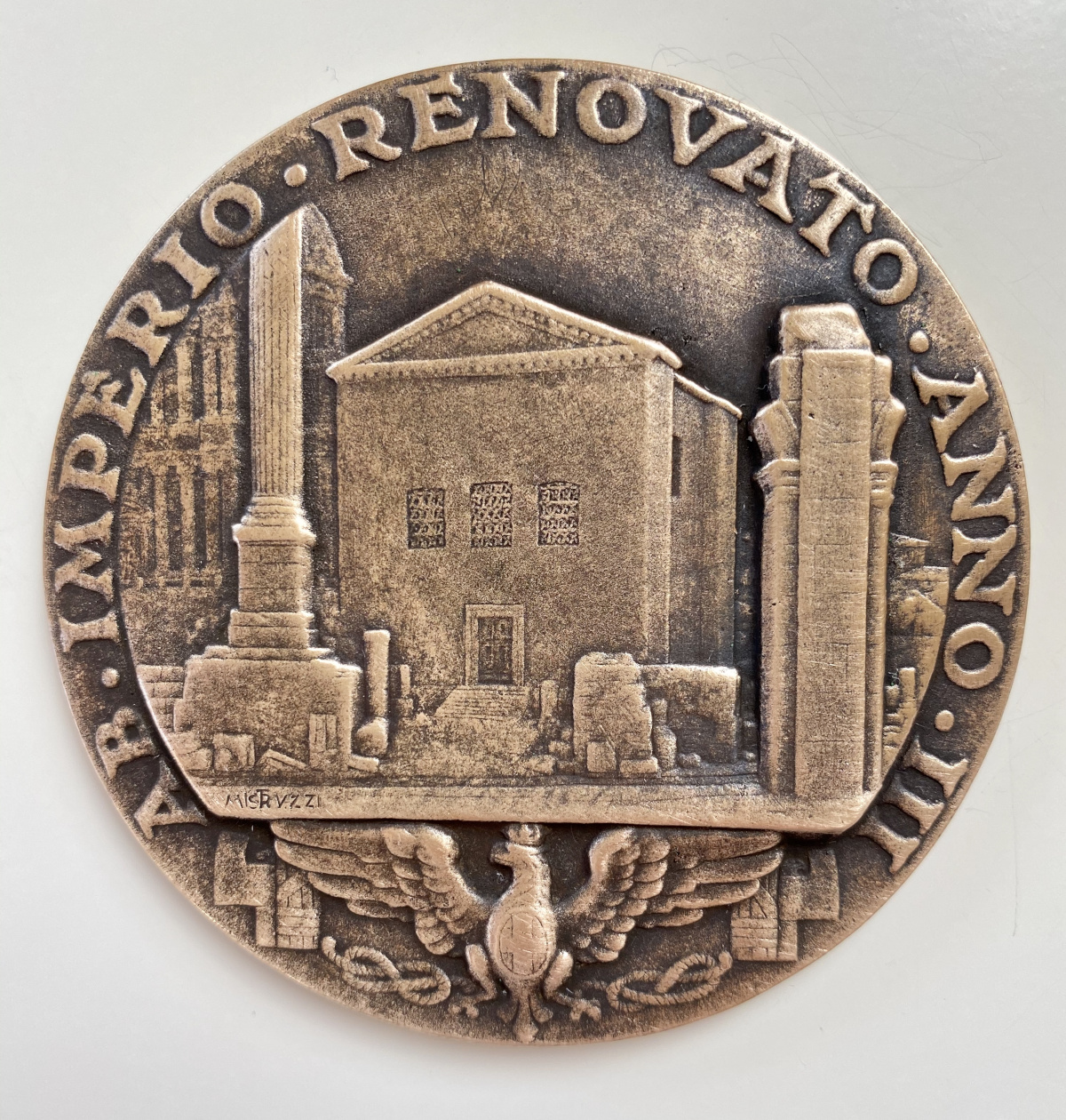 Medaglione commemorativo del restauro della Curia Iulia a tre anni dalla proclamazione dell&rsquo;impero, (1939; fusione / bronzo; Roma, collezione Amico Caporale Aurelio Mistruzzi)