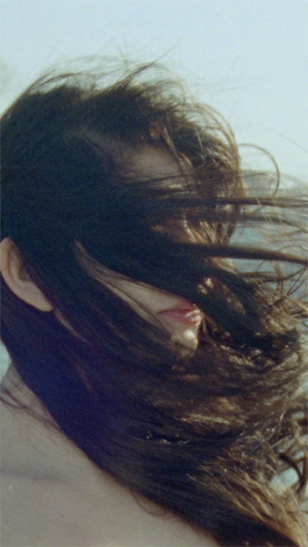 Selma Selman, Crossing the Blue Bridge (2024; fotograma de la película). Por cortesía de la artista