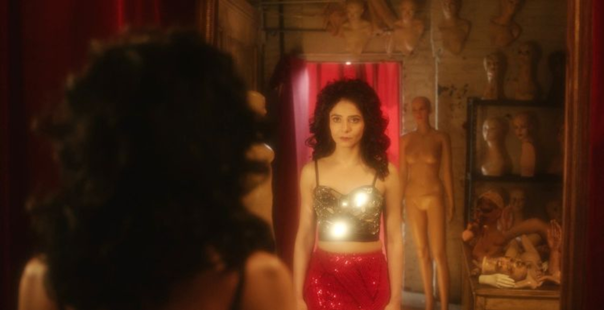 Shirin Neshat a Venezia: la sua nuova trilogia filmica indaga la condizione femminile