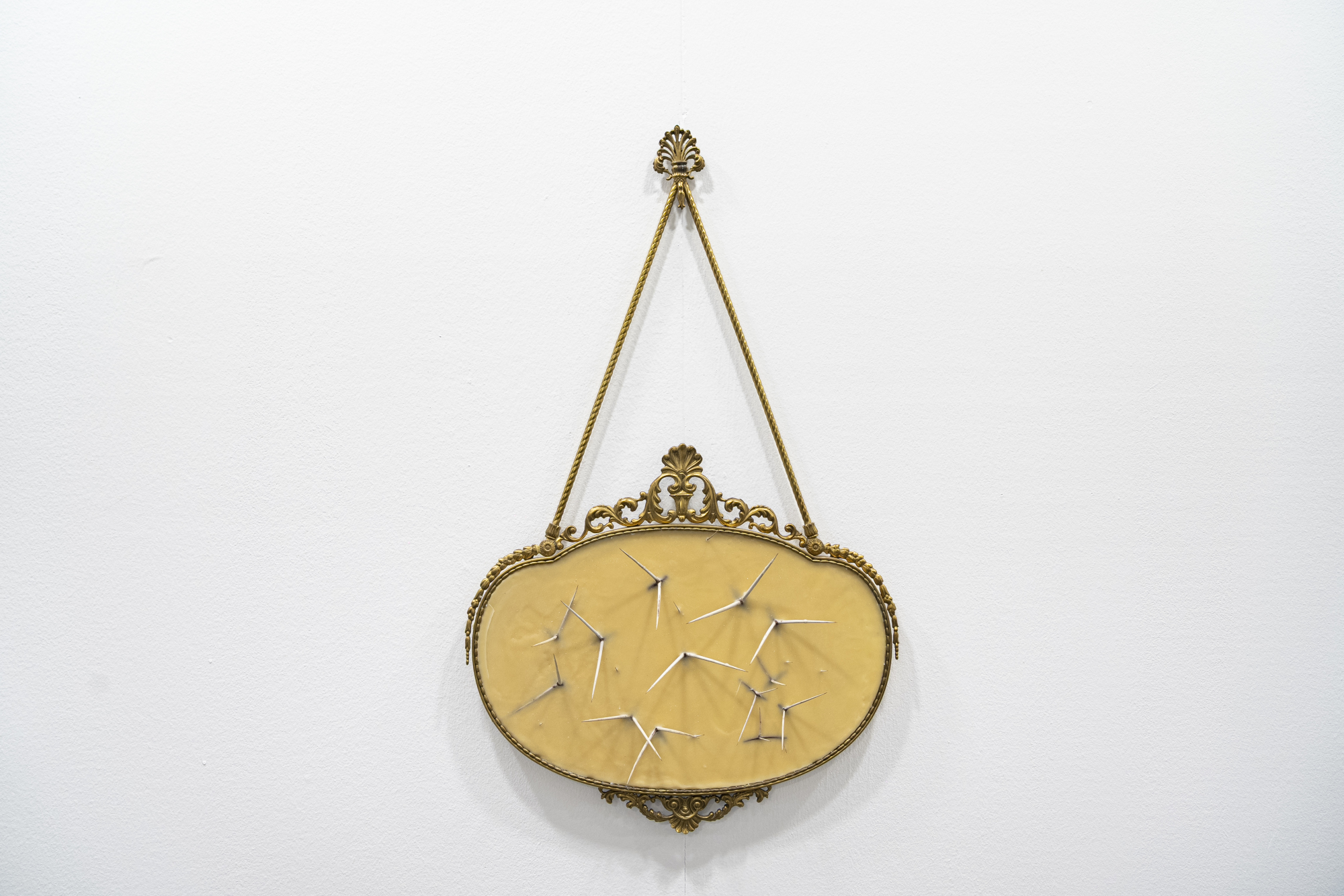 Silvia Giambrone, Spiegel Nr. 18 (2022; Wachs, Messing, Akaziendornen, 95 x 57 x 13 cm). Präsentiert von der Richard Saltoun Galerie