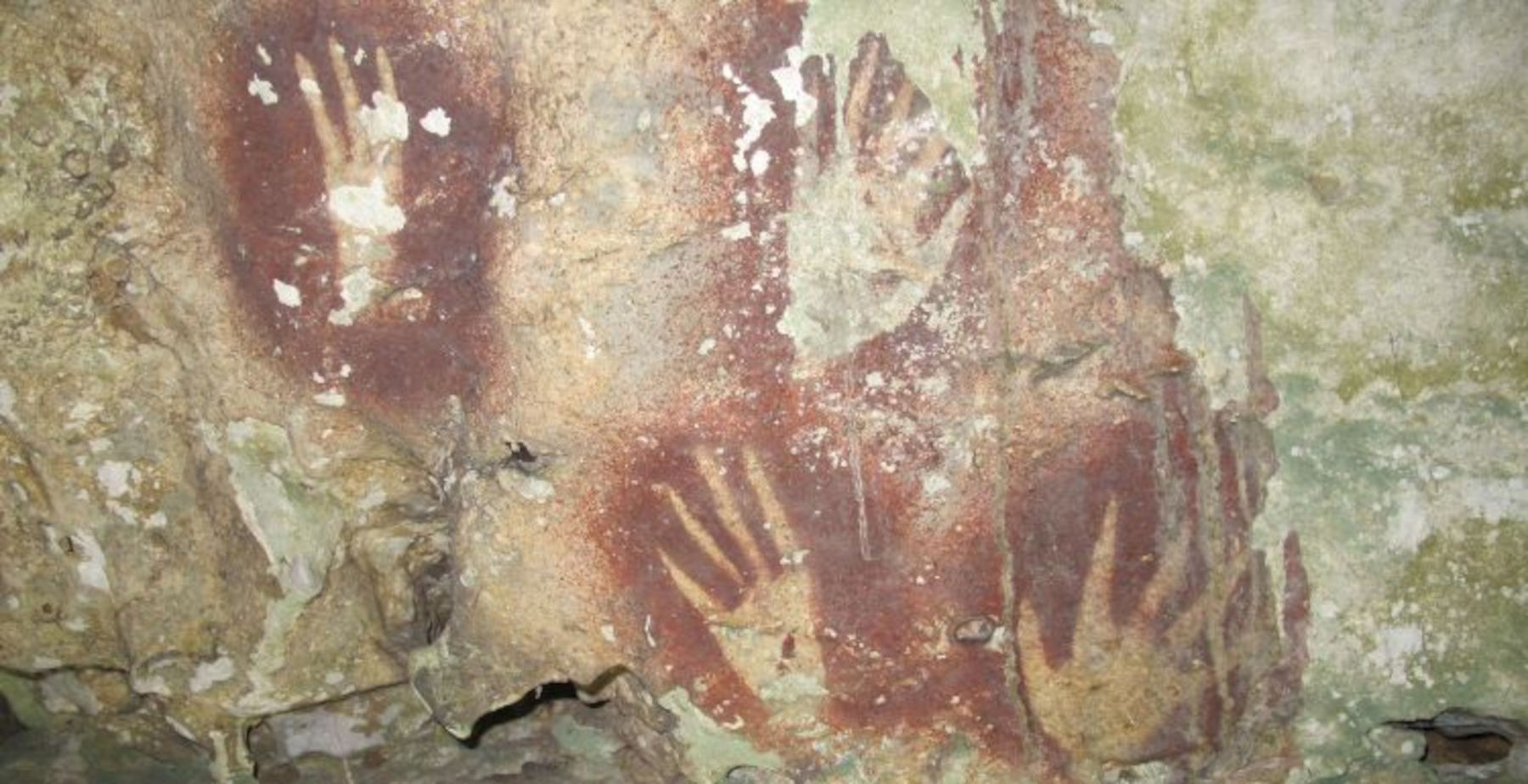 Un’impronta di mano di 67.800 anni ritrovata in Indonesia fa riscrive la storia dell’arte rupestre