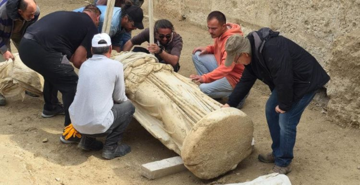 Turchia, scoperta una statua di Atena alta due metri nel Teatro occidentale di Laodicea