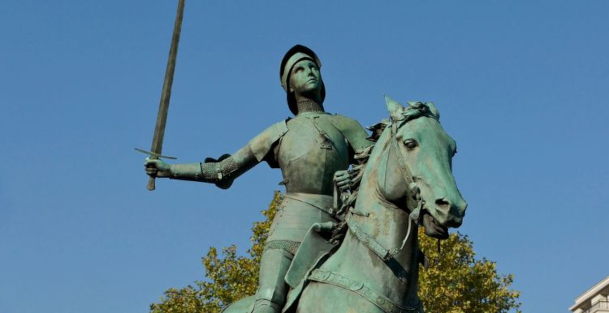 Parigi, rubata la spada della statua equestre di Giovanna d'Arco: fermato un uomo