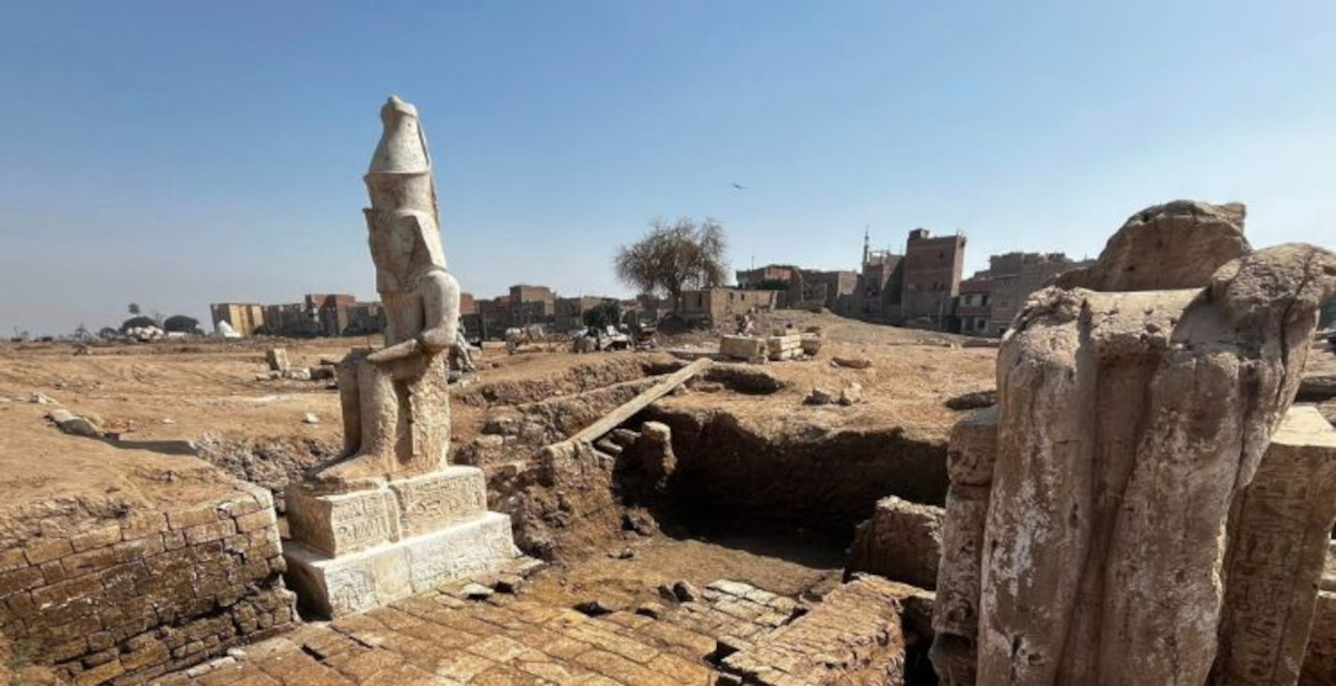 L’Egitto ricompone nella sua posizione originaria il colosso di Ramses II ad Ashmunein