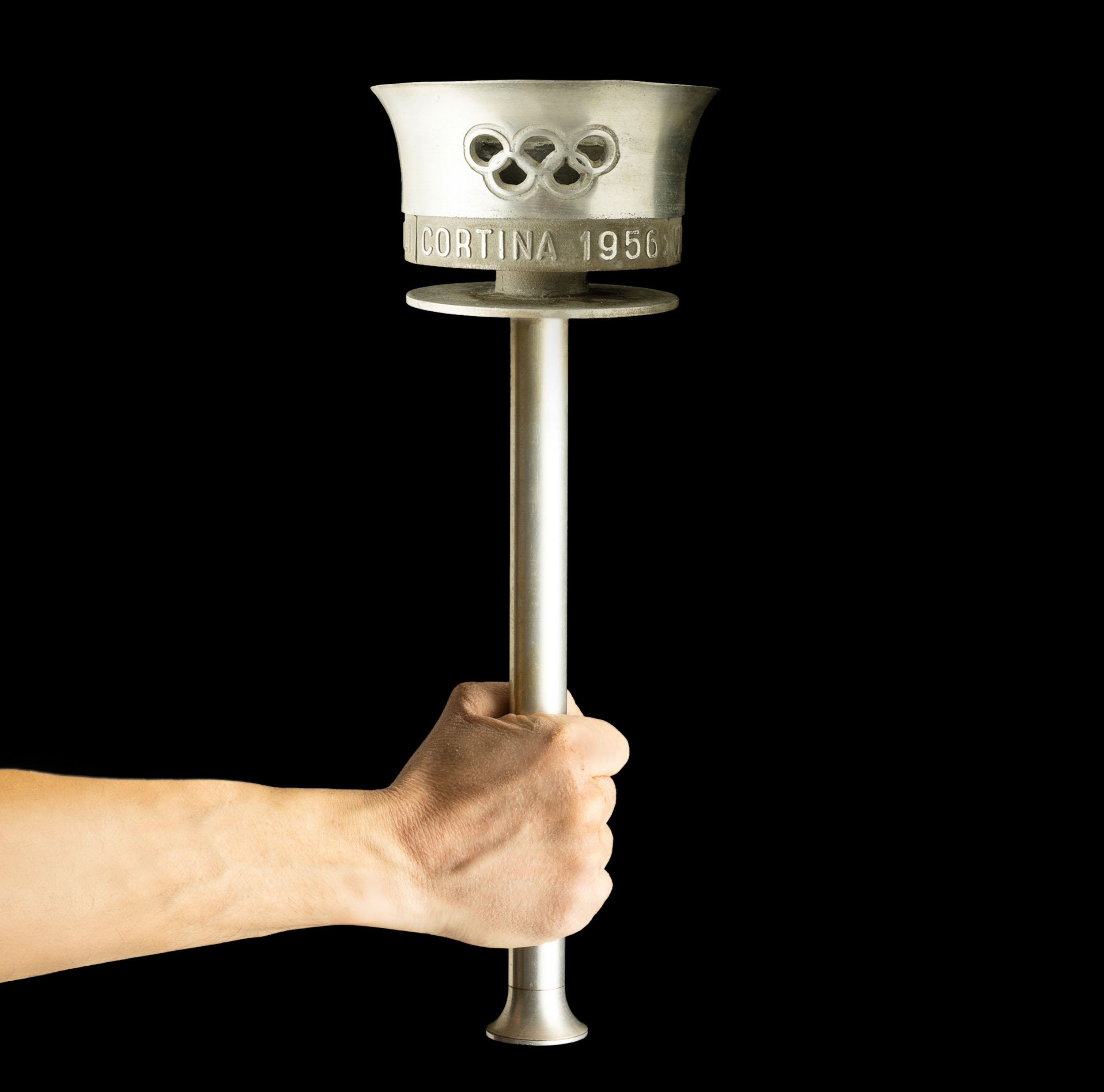 La antorcha olímpica Cortina de 1956 a la venta en Cambi. Foto: Cambi