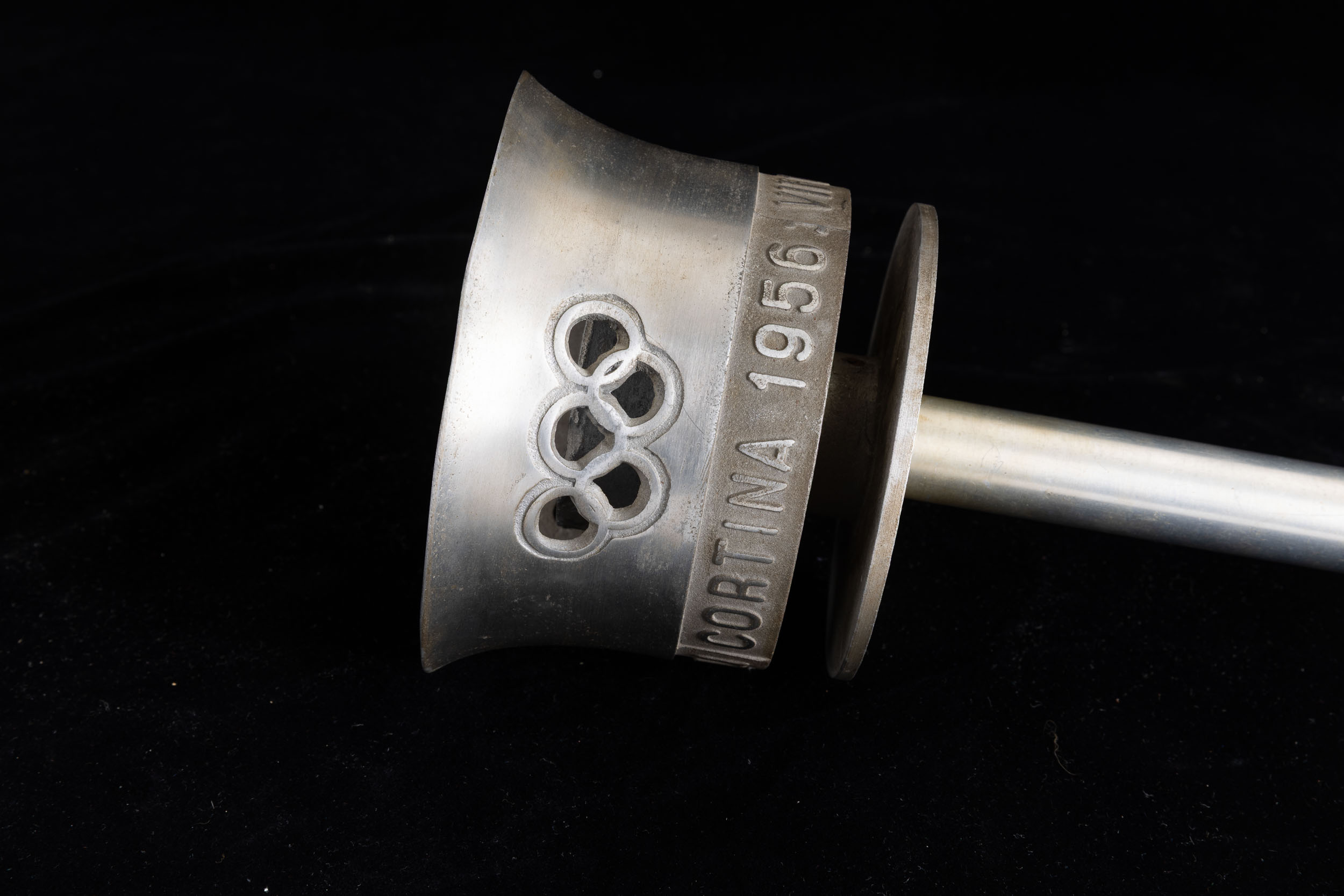 All’asta una rara torcia olimpica di Cortina 1956, ponte simbolico verso Milano Cortina 2026